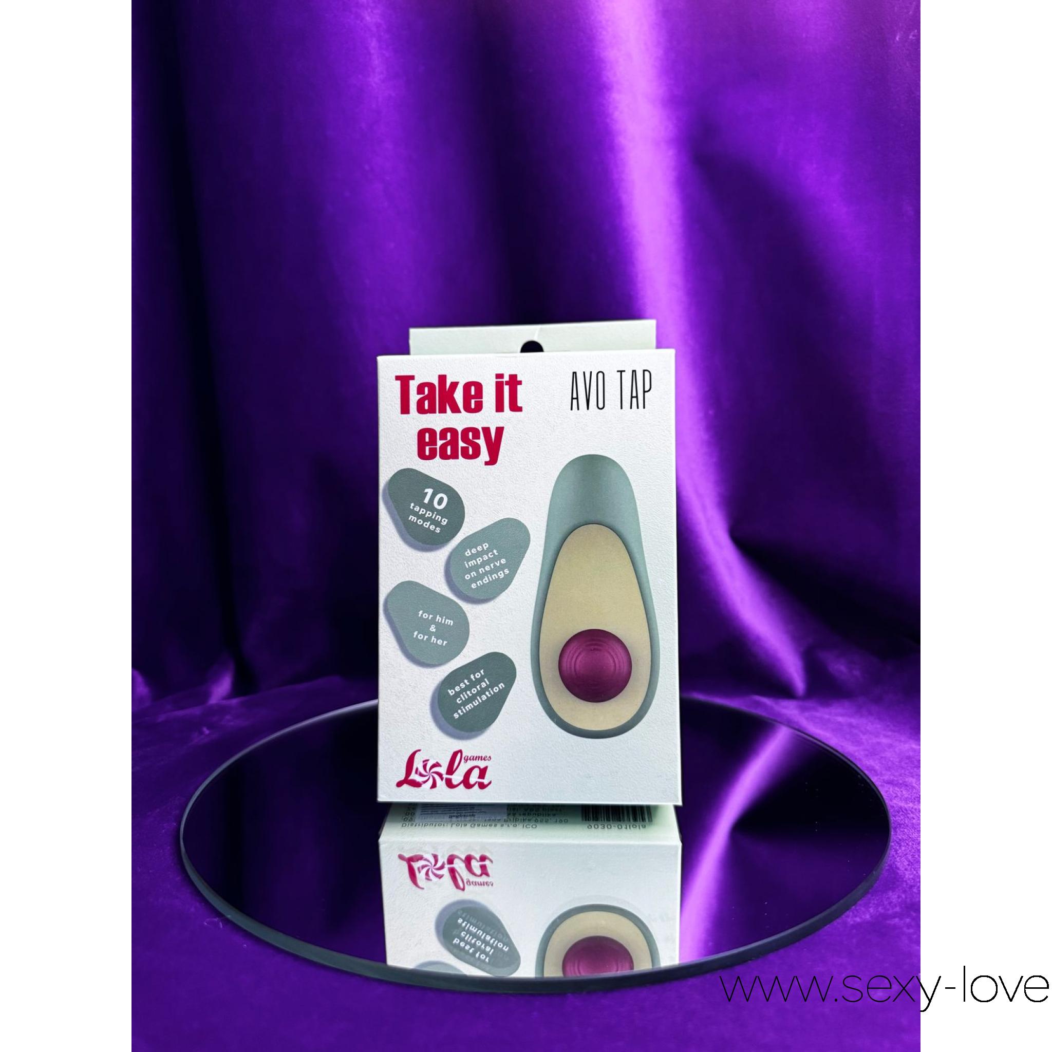«Avo Tap» КЛИТОРАЛЬНЫЙ СТИМУЛЯТОР С ПОСТУКИВАЮЩИМ ЭФФЕКТОМ , 
	Очаровательный дизайн милейшей интимной игрушки в виде авокадо имеет мощную функцию постукивания, которая доставляет интенсивную стимуляцию, воздействуя напрямую на нервные окончания. Идеально подходит для клиторальной стимуляции. Avo Tap обладает 10 режимами постукивания, которые предоставляют разнообразие ощущений, соответствующих вашему настроению. Компактный размер (высота 9,7 см, ширина 4,4 см, диаметр постукивания 1,2 см) делает игрушку удобной и простой в использовании. Она водонепроницаема (IPX6), что позволяет использовать ее в душе или легко мыть после использования. Изготовлена игрушка из силикона и ABS-пластика без фталатов, который обеспечивает долговечность и придает изделию стильный внешний вид. Игрушка заряжается через USB и работает до 90 минут после полного заряда, который занимает всего 90 минут.

	 
