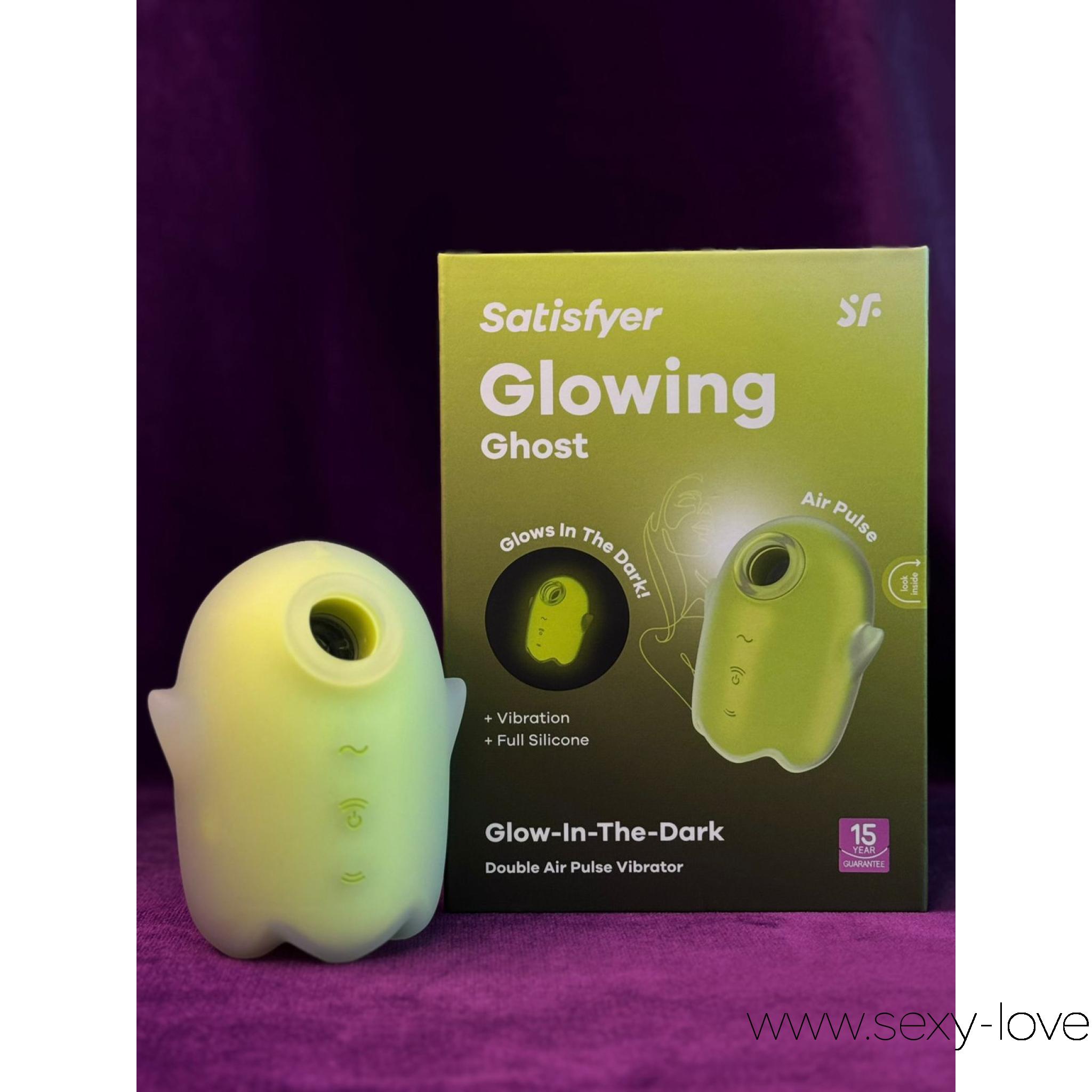 Glowing Ghost от Satisfyer , 
	Glowing Ghost от Satisfyer — милый призрак, который точно не даст вам заскучать. Он светится в темноте, щекочет нежными волнами и умеет вибрировать так, что мурашки бегут по всему телу.

	Технология Air Pulse окутывает клитор вакуумными поцелуями, а два моторчика добавляют вибрации для максимального восторга. Выбирайте из 11 уровней интенсивности и 12 ритмов — от нежных шепотов до бурных атак удовольствия.

	Его мягкое силиконовое тельце приятно ложится в ладонь, а в воде этот призрак раскрывает свой второй характер — он полностью водонепроницаем и готов сопровождать вас в ванной или душе.

	Glowing Ghost — это не просто игрушка, а озорный спутник, который всегда готов на новые эксперименты… и точно не потеряется в темноте.

	 
