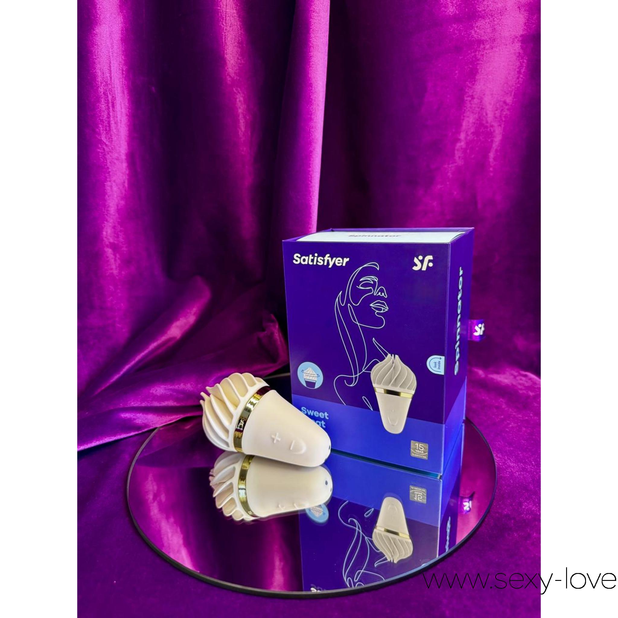 SATISFYER Мороженное, 
	Выглядит как мороженое, а на деле — горячее, чем лето!
	Мини-стимулятор Sweet Temptation закружит тебя вихрем удовольствия: его мягкие силиконовые лепестки вращаются так, словно тебя одновременно ласкают несколько игривых язычков.

	Выбирай один из 4 ритмов вращения и добавляй пикантности, переключая 3 скорости — по часовой или против. Всё управление в твоих руках: кнопки + и – позволят легко найти идеальный ритм для твоего настроения.

	 Абсолютно водонепроницаемый (IPX7) — можно брать его с собой в душ или ванну.
	Заряжается через магнитный USB-кабель — всегда готов к новым приключениям.
	 Удобная вафельная ручка не даст сладости выскользнуть из рук.

	Для самых нежных прикосновений советуем добавить немного лубриканта на водной основе — и твой десерт превратится в настоящее пиршество ощущений.

	Компактный, стильный, бело-золотой и чертовски соблазнительный.

	Satisfyer Layons Sweet Temptation — твоя персональная порция сладкого удовольствия!

	 
