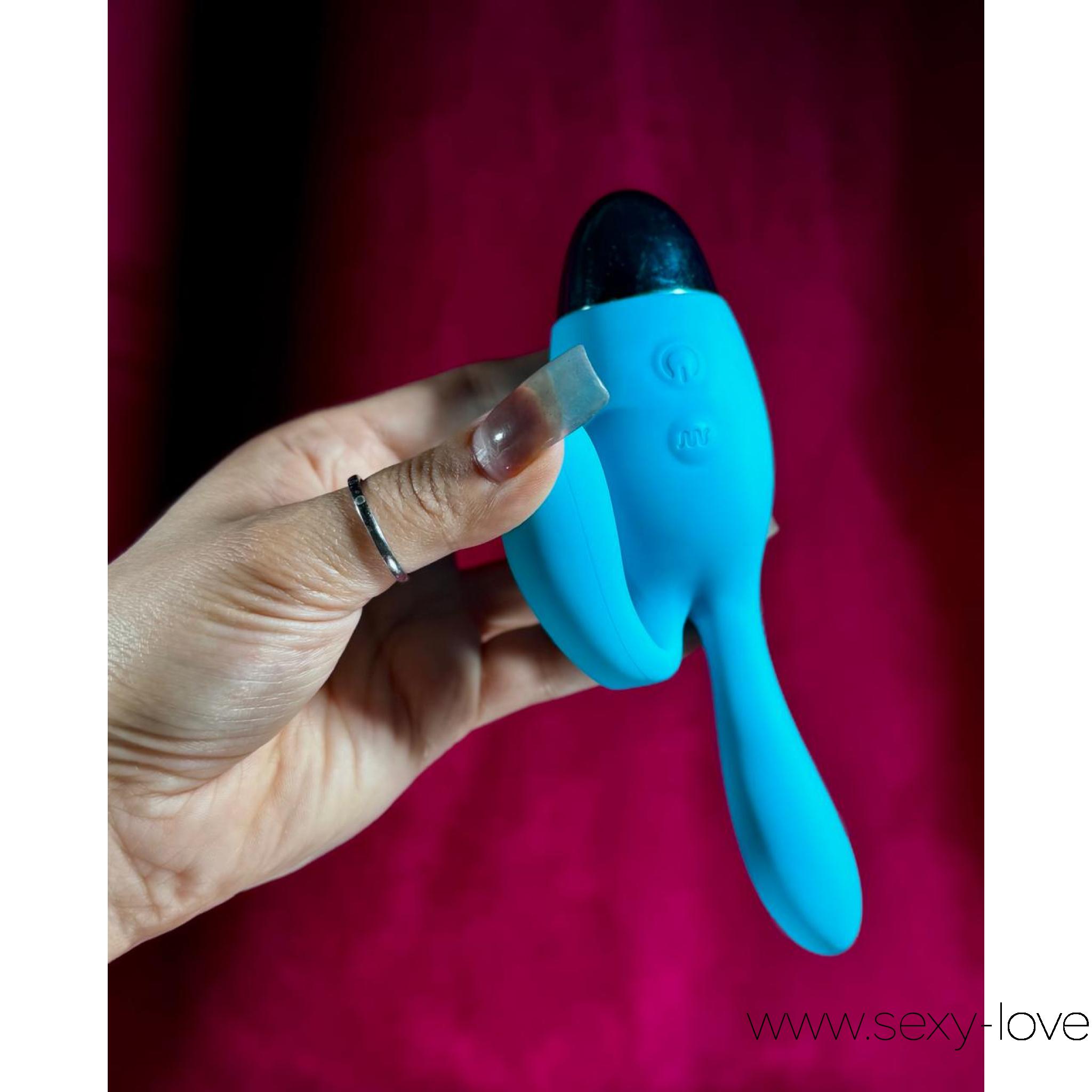  Голубой вибратор Indulgence Rechargeable Dream Bunny - 15 см, 
	Кто сказал, что ушки нужны только для милоты?
	Эти гибкие ушки из нежного силикона знают толк в удовольствии — они будут щекотать, ласкать и дразнить ваши самые чувствительные зоны, пока вы не потеряете голову от наслаждения.

	10 режимов вибрации легко переключаются — выберите свой темп: от нежного шёпота до безудержной страсти. Два мотора работают синхронно или по-своему капризно, добавляя в игру пикантности.

	А зарядка от USB гарантирует, что этот непослушный зверёк всегда будет готов к вашим новым шалостям.

	 
