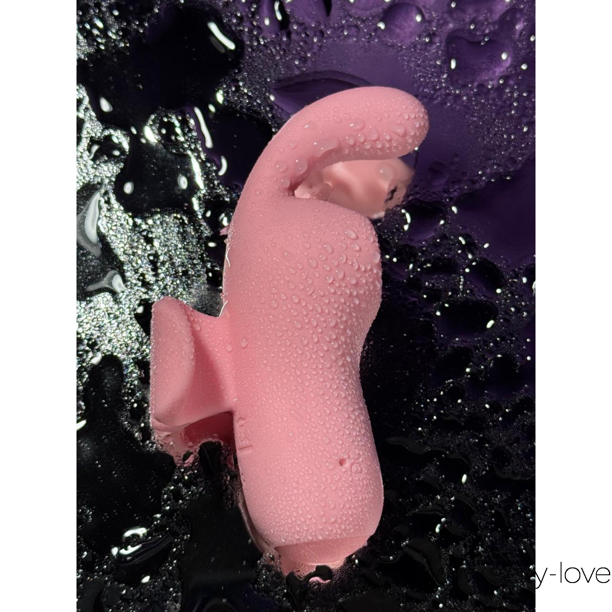 Насадка на палець - Pretty Love Magic Fairy Stimulator Pink, 
	 Маленькая фея Magic Fairy обожает шалить! Она надевается на ваш пальчик и превращает его в волшебную палочку удовольствия.
	Её мягкие ушки задорно вибрируют и постукивают, как будто дразнят, обещая всё больше и больше наслаждения.

	10 режимов – и каждый звучит по-своему: от нежного трепета до озорного «тук-тук», которое сведёт вас с ума.
	А благодаря компактности этот озорной секретик легко спрятать и взять с собой – пусть ваше удовольствие всегда будет под рукой… буквально! 

	 Magic Fairy – крошечная, но такая непослушная фея, готовая подарить вам целый калейдоскоп наслаждений!
