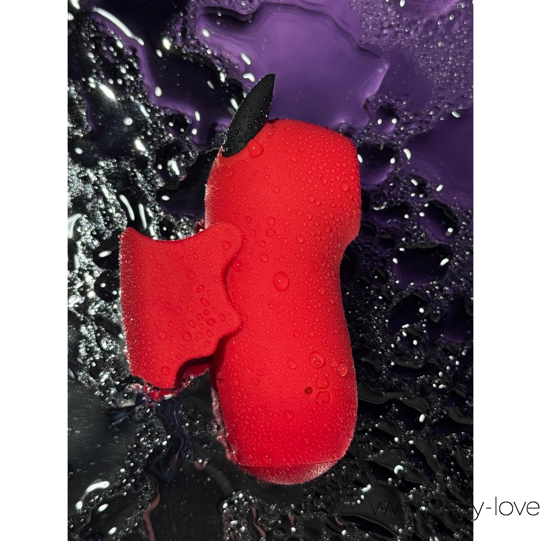 Вакуумный мини-стимулятор на палец, с электростимуляцией, Magic Devil, красный, 
	Озорной чертёнок Magic Devil — маленький проказник, который умеет дарить большое удовольствие!

	Он наденется на ваш пальчик и превратит его в источник чувственных волн, оргазмического восторга и новых открытий.

	Почему он станет вашим фаворитом:

	
		
			10 ритмов постукивания — от нежных дразнящих касаний до дерзких и глубоких вибро-ударов.
	
	
		
			Электростимуляция между рожек — лёгкое покалывание, словно озорной ток страсти, пробуждает нервные окончания.
	
	
		
			Водонепроницаемый дизайн — идеален для жарких игр в душе или ванне.
	
	
		
			Мягкий силикон — бархатный, нежный и невероятно приятный к телу.
	


	С этим чертёнком скучать точно не придётся — он знает, как угодить и в одиночестве, и в паре. Пусть Magic Devil станет вашим маленьким секретом и большим источником наслаждения.
