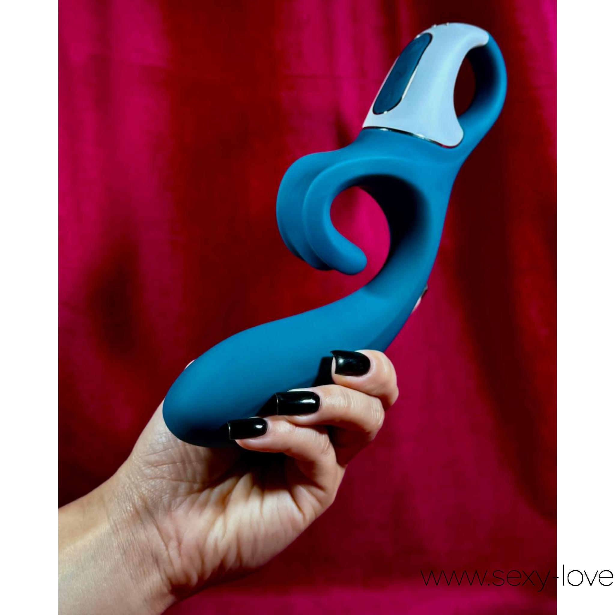 Вибромассажер Кролик от Satisfyer- Hug Me , 
	Satisfyer Hug Me — нежные объятия удовольствия! 
	Пусть этот озорной кролик обнимет тебя там, где ты особенно чувствуешь… Его гибкие формы и два мощных мотора работают в идеальном тандеме, чтобы довести тебя до сладкого «ах!».
	Управляй наслаждением одним касанием — или доверь это приложению и позволь фантазии разгуляться. Hug Me знает, как подарить радость, от которой захочется мурлыкать.
	Мягкий, умный и невероятно чувственный — он точно знает, как тебя «включить».
