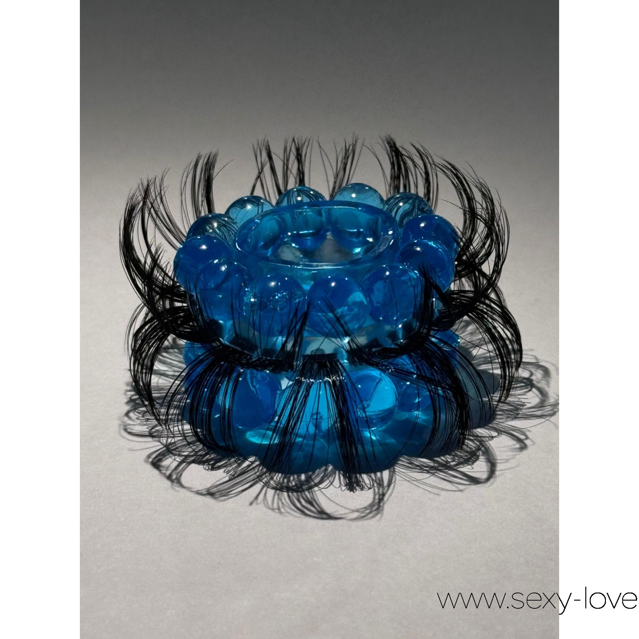 Кольцо МаЧо, 
	Кольцо МАЧО будто сошло с подиума самой смелой модной коллекции: синий, глянцевый «глаз ядерной страсти» в окружении дерзких ресниц. 

	Оно создано для того, чтобы сделать героя вечера ещё увереннее, ещё выносливее и чуть-чуть… коварнее. Реснички покачиваются, как публика на стадионе, поддерживая чемпиона на поле страсти.

	Это крошечное украшение превращает обычный момент в матч века:
	Он, она, и кольцо, шепчущее:
	«Вперёд, МАЧО, дай им огня!»

	Кольцо МАЧО — когда стиль встречается с силой, а удовольствие становится спортом высших достижений.
