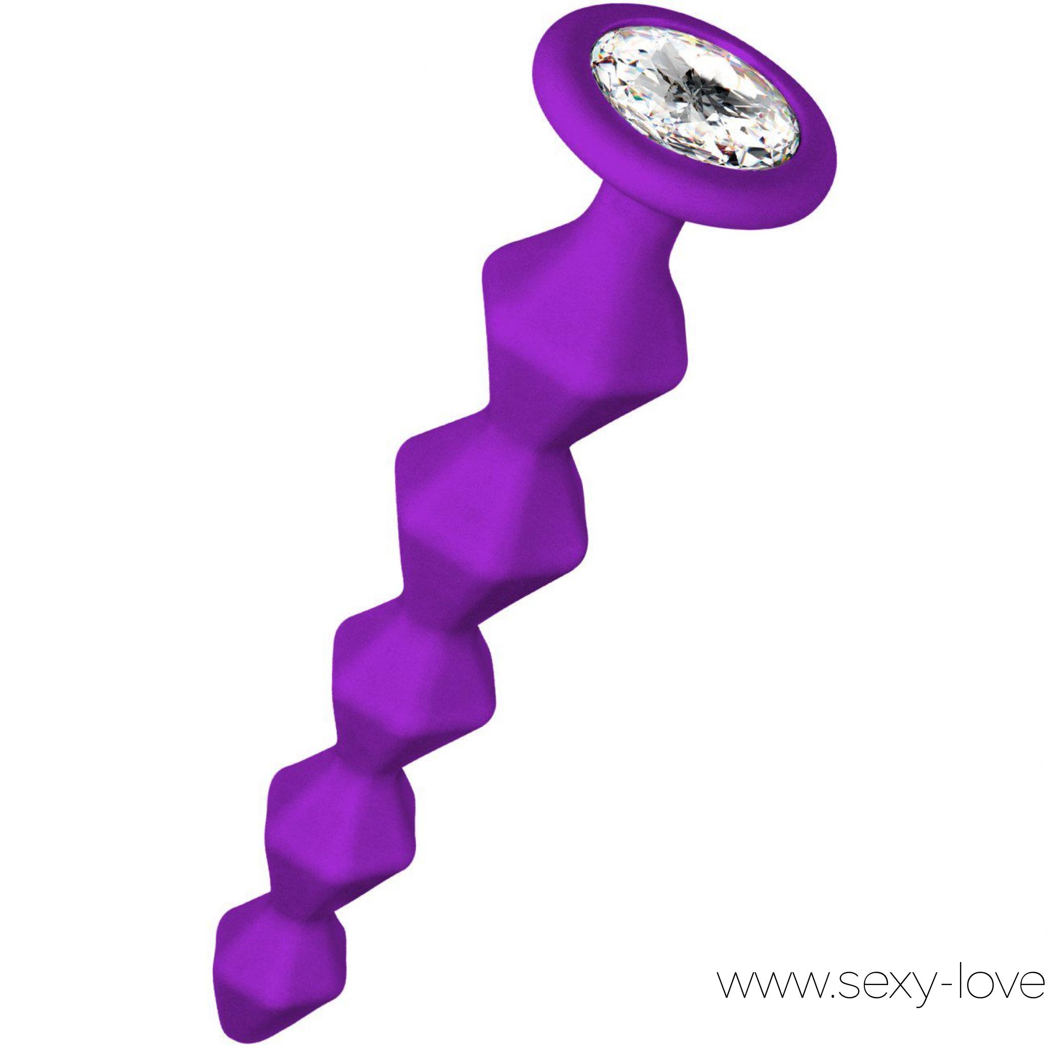 Фиолетовая анальная цепочка с кристаллом «Emotions Buddy», максимальный диаметр 4.1 см, 
	Анальная цепочка с кристаллом «Buddy» коллекции «Emotions» выполнена из медицинского силикона. Цепочка состоит из 5 рельефных звеньев выполненных в форме бриллиантов с закругленными краями и зауженным кончиком для более плавного проникновения. Гибкость цепочки придаст дополнительный комфорт к использованию. Игрушка оснащена ограничительным основанием, украшенным прозрачным стразом, что делает её яркой, привлекательной и в то же время безопасной для использования.

	 

	Длина: 17.7 см.

	Диаметр: 4.1 см.

	Рекомендуется использовать  совместно с лубрикантом для секс-игрушек.
