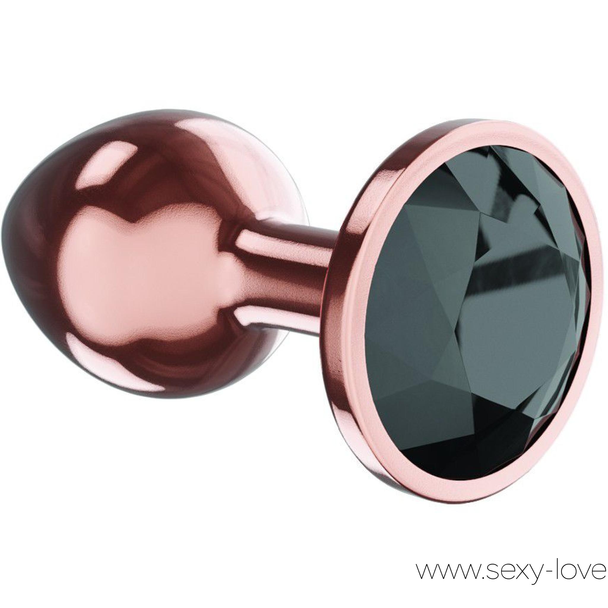 Анальный страз «Diamond Jet Shine» L с чрным кристаллом, Розовое Золото, 
	Анальная пробка Diamond Shine L в цвете розовое золото подойдет для тех, кто только начал знакомиться с анальной стимуляцией.

	 

	Используйте украшение для подготовки к анальному сексу, в прелюдии и ролевых играх. Перед использованием обязательно добавьте лубрикант .

	 

	Ограничительное основание с ярким кристаллом обеспечит удобство во время использования и гарантирует безопасность. Также игрушка идеально подойдет для длительного ношения

	Размер L

	Длина 8.3 см.

	Диаметр 3.3 см..
