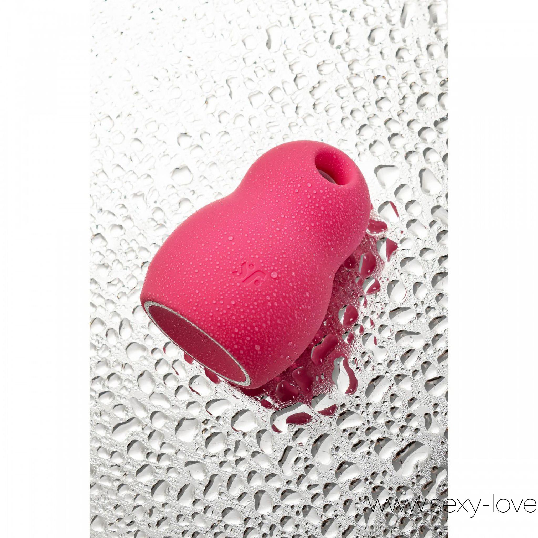 Вакуумный стимулятор клитора «Pro To Go 1», цвет розовый, Satisfyer, 
	Компактный Satisfyer Pro To Go 1 готов радовать вас наружной стимуляцией клитора с помощью двух автономных моторов. Двойной стимулятор клитора приглашает совершить эксперименты в области получения оргазмов. Комбинируйте воздушную пульсацию и проникающие волны вибрации, чтобы достигать неземного блаженства каждый раз.

	 

	Бесконтактная стимуляция клитора – новейшая запатентованная технология Air Pulse для женских оргазмов. В вашем распоряжении 11 уровней интенсивности вакуум-волновой стимуляции и 12 программ вибрации – от нежной до интенсивной. Интуитивно понятное управление с помощью трех кнопок в основании стимулятора. Satisfyer Pro To Go 1 – особый вид удовольствия, который понравится как искушенным пользователям, так и новичкам.

	Идеальный размер, чтобы брать любимый стимулятор в дорогу и хранить в дорожной сумке или чемодане, не занимая места. Благодаря плоскому основанию накладной симулятор можно поставить, например, на тумбочку, где он будет терпеливо ждать следующего использования. Стильный и качественный гаджет создан для эстетического и сексуального удовольствия.

	Водонепроницаемый корпус побуждает воспользоваться стимулятором в душе и ванной, чтобы по-новому ощутить импульсы своего тела

	 

	Сочный ягодно-розовый цвет и шелковистый силикон без запаха, без аллергенов и вредных для здоровья веществ.
