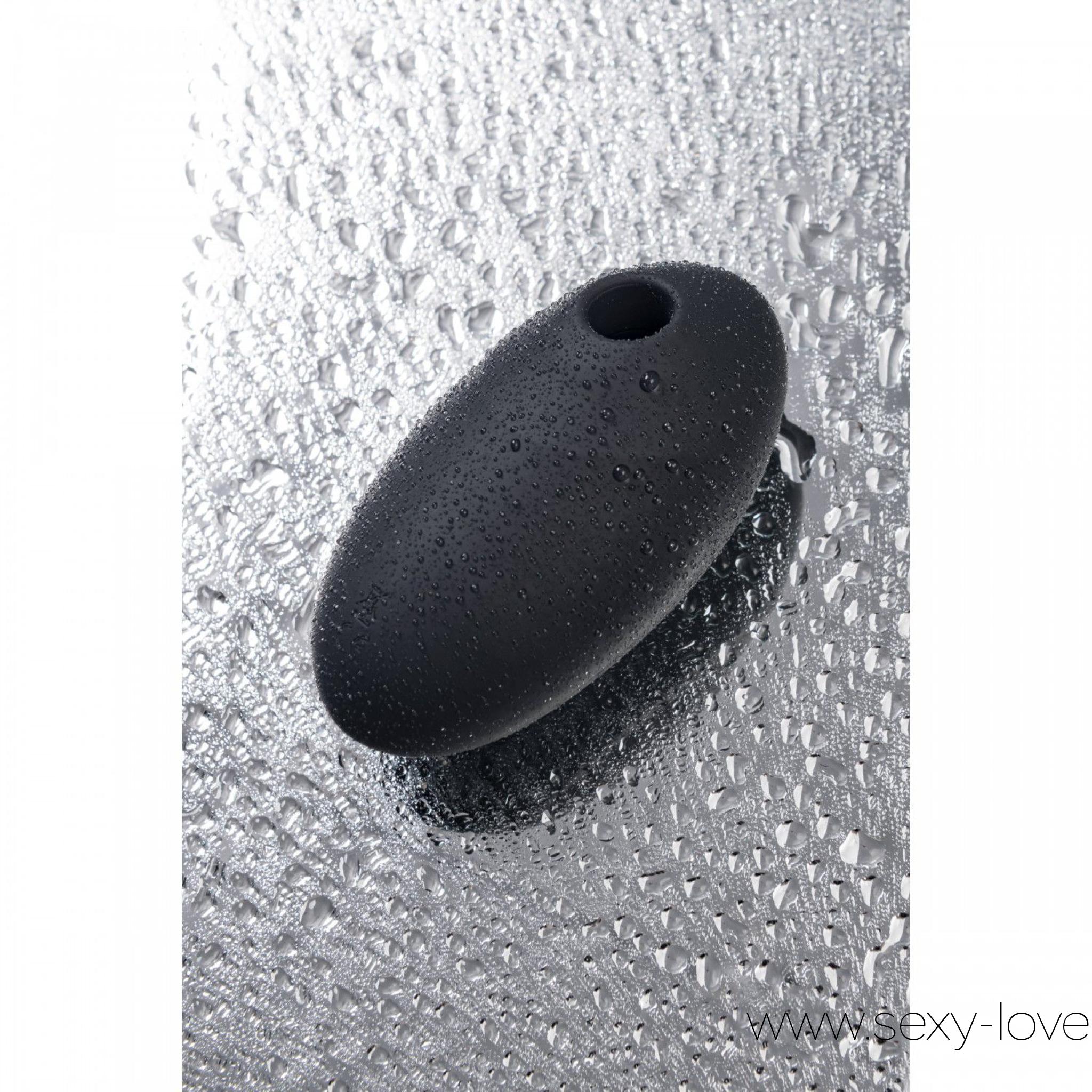 Вакуум-волновой бесконтактный стимулятор клитора «Vulva Lover 3», материал силикон, цвет черный, Sat, 
	Погрузитесь в удовольствие и наслаждение с клиторальным стимулятором Vulva Lover 3 от Satisfyer – идеальным спутником для ваших путешествий. Этот стильный и элегантный стимулятор клитора обещает привнести в вашу интимную жизнь невероятные ощущения и мгновения радости. Независимо от вашего опыта, Vulva Lover 3 станет вашим верным компаньоном, предлагая уникальное сочетание двух захватывающих функций, чтобы подарить вам максимальное блаженство. Встречайте воздушную пульсацию Air Pulse и интенсивные волны вибрации, которые будут уносить вас на волне экстаза каждый раз.
