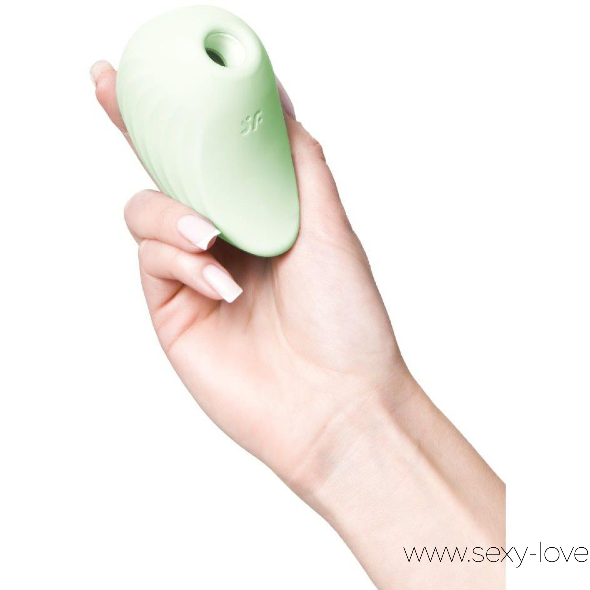 Вакуумный массажер с вибрацией «Pearl Diver», цвет мятный, Satisfyer, 
	Попробуйте Air Pulse в сочетании с вибрацией для более интенсивной стимуляции клитора.

	 

	Изготовлен из сверхмягкого, приятного для кожи медицинского силикона, гладкого на ощупь и чрезвычайно гигиеничного.

	 

	Благодаря водонепроницаемому корпусу (IPX7) устройство можно безопасно использовать в воде и легко чистить.

	 

	2 отдельно управляемых двигателя. 11 уровней интенсивности воздушно-импульсных волн + 12 программ вибрации. Магнитный USB-кабель для зарядки в комплекте
