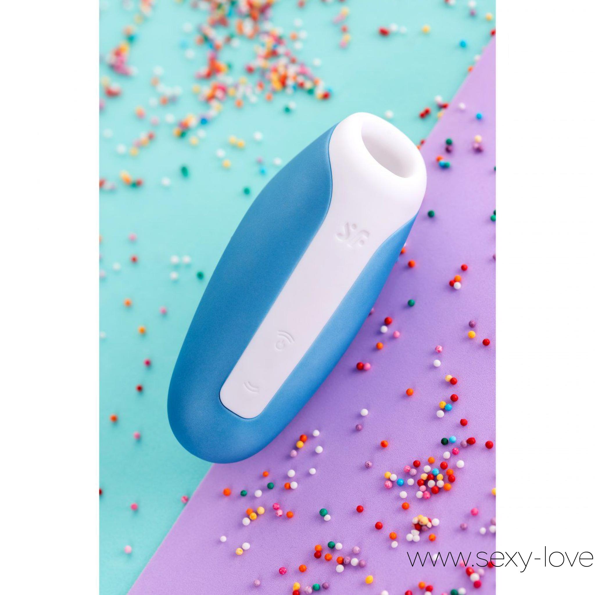 Вакуумно-волновой бесконтактный стимулятор клитора «Satisfyer Love Breeze», голубой, 
	Приходите на волну сексуального удовольствия с «Love Breeze». Позвольте этому удобному стимулятору уникальной и эргономичной формы идеально лежать в ладони, пока вы наслаждаетесь технологией «Air Pulse» и дополнительным параметрам вибрации. Позвольте вашему клитору комфортно находится в мягком силиконовом кончике. Направьте свое удовольствие с помощью 11 вариантов «Air Pulse».

	 

	«Love Breeze» имеет степень водонепроницаемости IPX7, поэтому его легко использовать в душе или ванне, что делает его идеальным спутником в конце долгого дня! Вы найдете то, что вам нужно, и никогда не забудете взять его с собой в путешествие!

	 

	Количество скоростей: 11.

	Общая длина изделия: 9.5 см.
