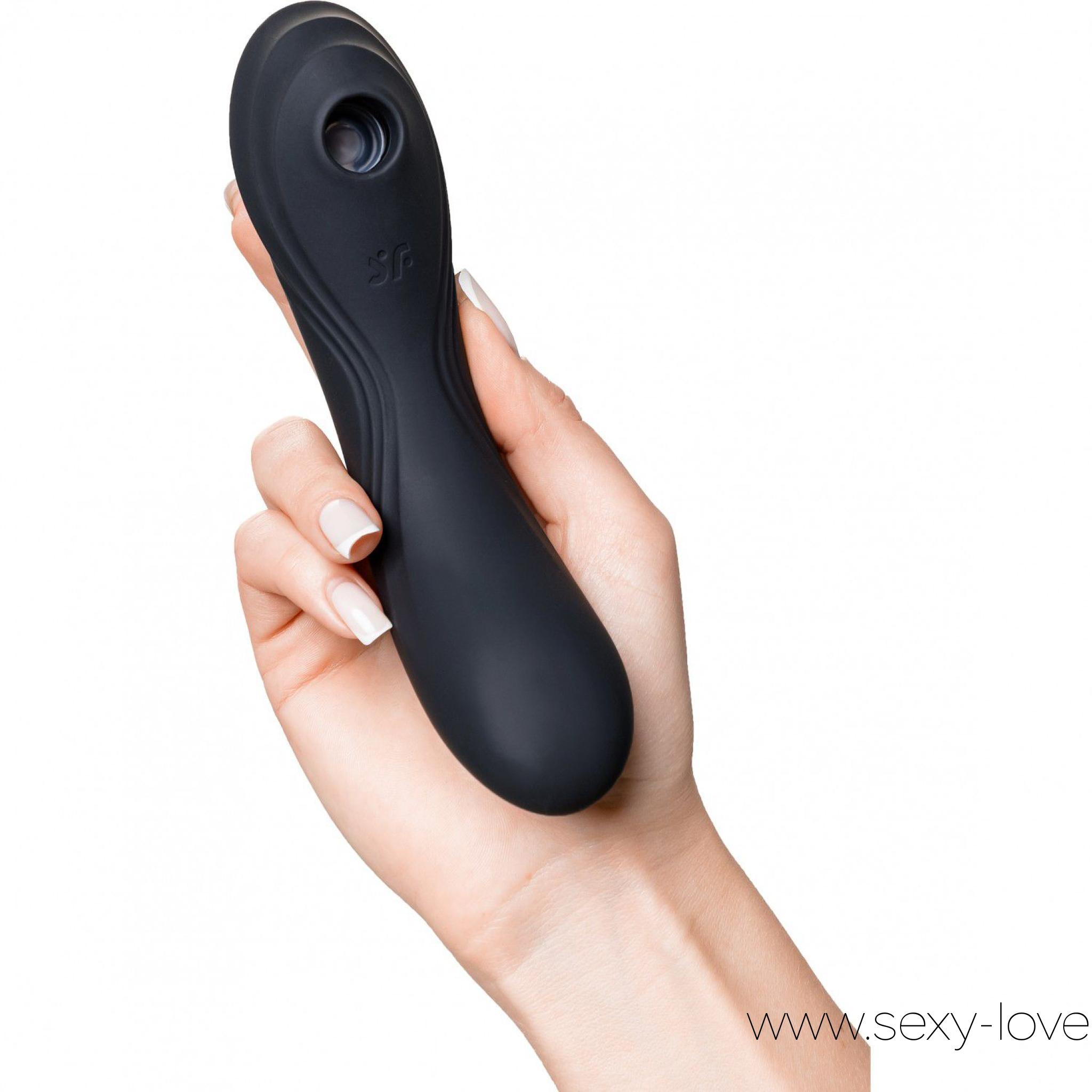 Вакуум-волновой бесконтактный стимулятор клитора «Curvy Trinity 4», Satisfyer, 
	Инновационный вибратор 3 в 1 сочетает в себе наружную стимуляцию клитора воздушными волнами и вибрацией, и внутреннее воздействие на зону G проникающими виброволнами.

	 

	Этот вибрирующий и пульсирующий любовник с тройным эффектом станет вашим любимым приобретением.

	 

	С одной стороны стимулятора имеется раструб, который балует вашу жемчужинку воздушной пульсацией, превосходящей любые оральные ласки. Бесконтактная стимуляция клитора – новейшая запатентованная технология Air Pulse для женских оргазмов будет сводить вас с ума снова и снова. А в сочетании с проницающей вибрацией «Curvy Trinity 4» дарит клитору умопомрачительные ощущения, меняющие представление об оргазмах.

	 

	С другой стороны гладкий сужающийся ствол, идеально подходящий для прицельного массажа точки G. Благодаря изогнутой форме «Curvy Trinity 4» также можно использовать в качестве вибратора для наружных эрогенных зон. Дополнительный ребристый рельеф сделает проникновение более пикантным.
