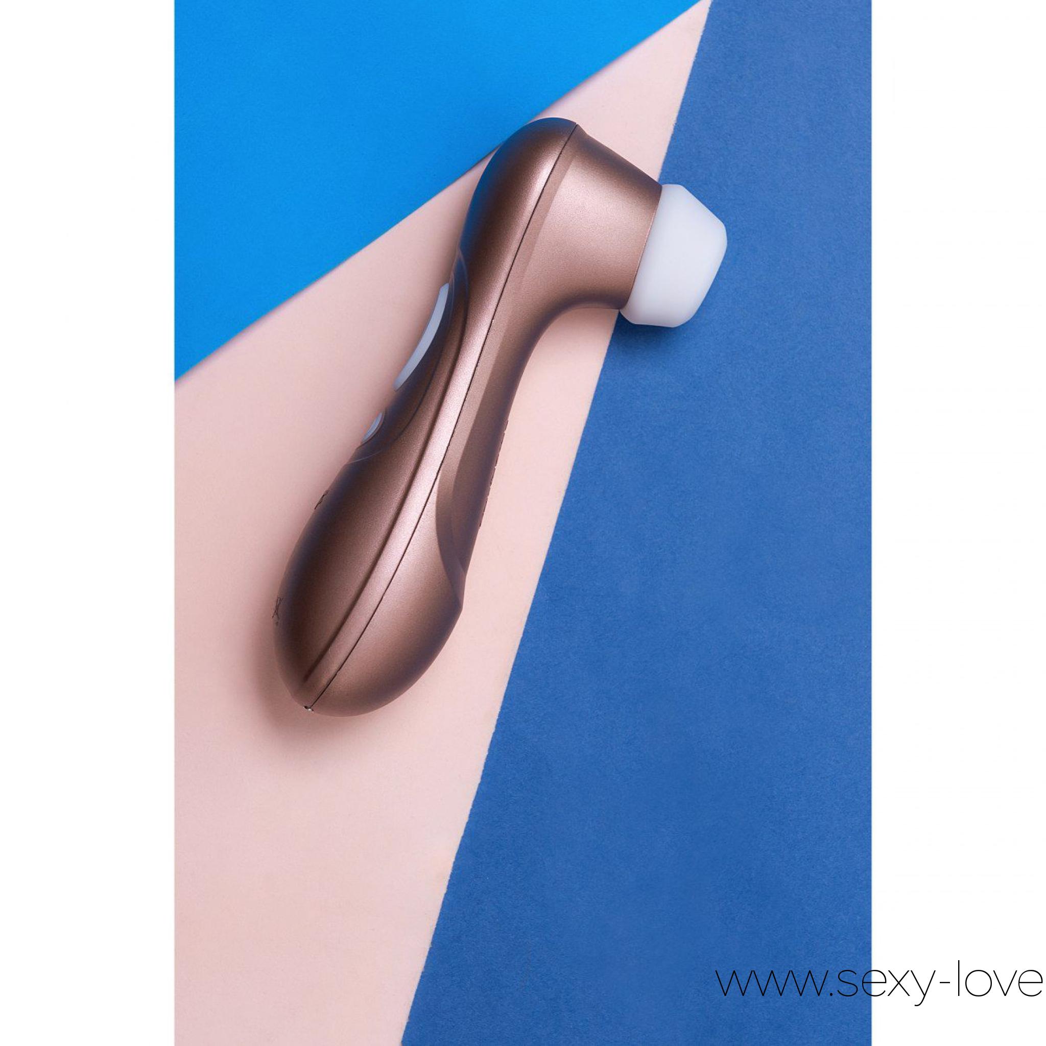 Бесконтактный вакуум-волновой стимулятор клитора «Satisfyer PRO 2 NG», 
	Клиторальный стимулятор «Satisfyer PRO 2 NG» — новая страница в истории неповторимого оргазма. Взрывного, 100% гарантированного и накрывающего волной удовольствия за считанные минуты. И это не просто слова — это удачная система воздействия на клитор с помощью вакуума, вибрации и давления воздухом.

	 

	Как это работает? Стимулятор нежно присасывается к области вокруг клитора, но при этом не прикасается к нему. Такая стимуляция называется бесконтактной, является самой безопасной и считается максимально действенной. Вакуум и воздух создают целенаправленные, но деликатные ритмичные волны. На что похоже? На искусный куннилингус или нежное посасывание клитора, которое за считанные минуты доводит до оргазма. Результаты тестов говорят о том, что оргазм достигается буквально в течение 1-3 минут.

	 

	Satisfyer не боится воды и имеет магнитное зарядное устройство, позволяющее не глядя подсоединять игрушку к источнику питания.
