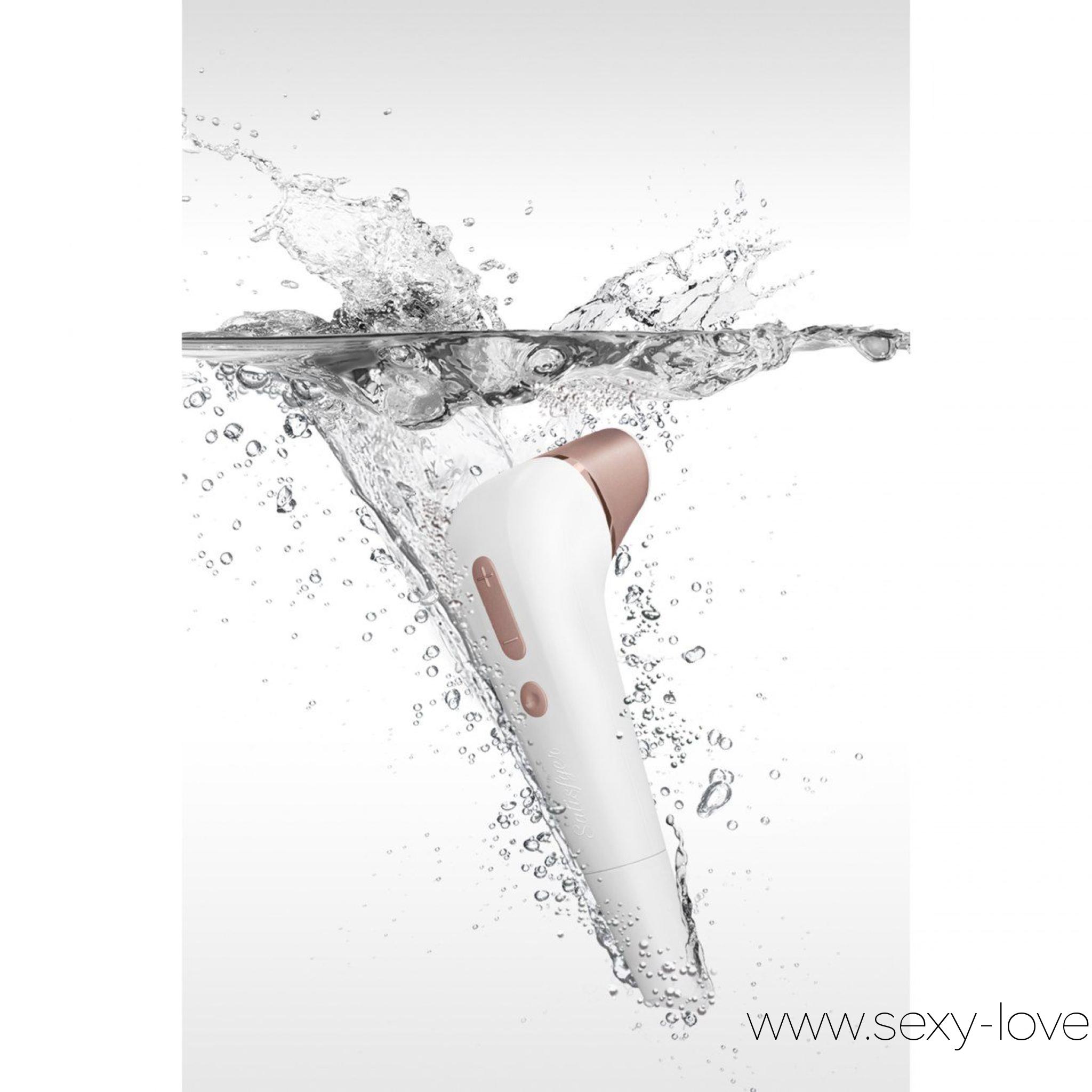 Вакуум-волновой бесконтактный стимулятор клитора Satisfyer 2 NG, цвет белый, 
	Satisfyer 2 NG гарантирует получение многократных интенсивных оргазмов за 1-3 минуты!

	 

	Инновационная технология клиторального стимулятора – вакуум-волновая пульсация – это более мощная и продолжительная волна удовольствия.

	 

	Игрушка воздействует на эрогенную зону без прямого контакта с клитором, мягкий силиконовый носик лишь слегка касается области вокруг него. Вы почувствуете взрывную волну наслаждения, ведь клитор не потеряет чувствительность, как часто бывает при использовании обычного вибратора.

	 

	Возьмите Satisfyer 2 в ванну. Под водой ваши ощущения будут ещё насыщеннее, а оргазмы ещё сильнее.

	 

	100% женщин, использовавших Satisfyer 2 испытали оргазм в течение 3 минут.

	 

	85% испытали многократные оргазмы и отметили, что это было одним из ярких сексуальных впечатлений.

	 

	Каждая женщина должна испытать это. Satisfyer 2 – новая эпоха клиторальных оргазмов!

	Работает от батареек!
