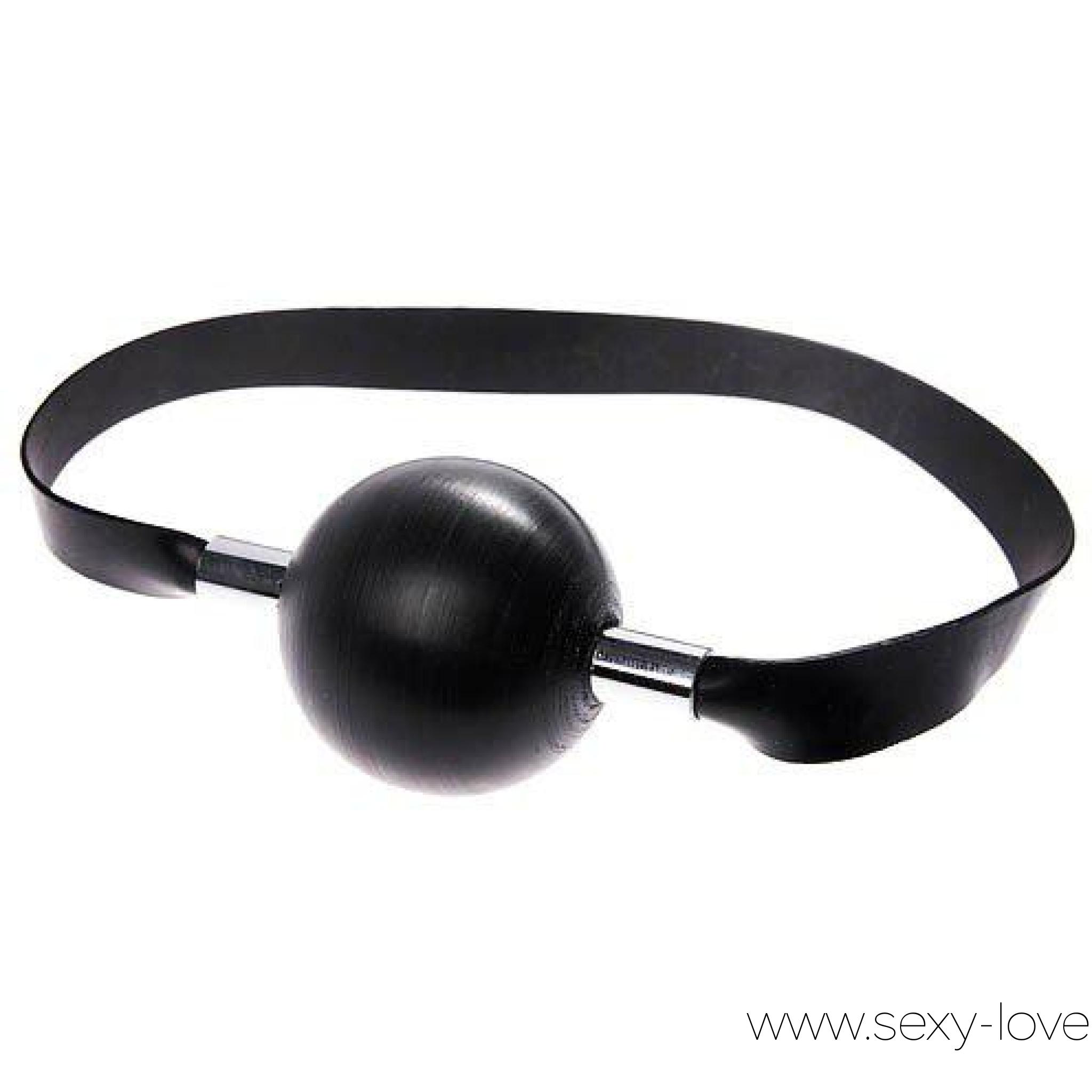 Кляп латексный с шариком, цвет черный, 
	Кляп - один из самых распространенных атрибутов BDSM практики. Стильный кляп изготовлен из натуральной кожи с прекрасной выделкой. Благодаря регулируемому ремешку игрушку может использовать как мужчина, так и женщина. Кляп изготовлен в виде шарика среднего диаметра из плотного и упругого материала, он прекрасно помещается во рту и не вызывает неприятных ощущений во время страстных эротических игр.
