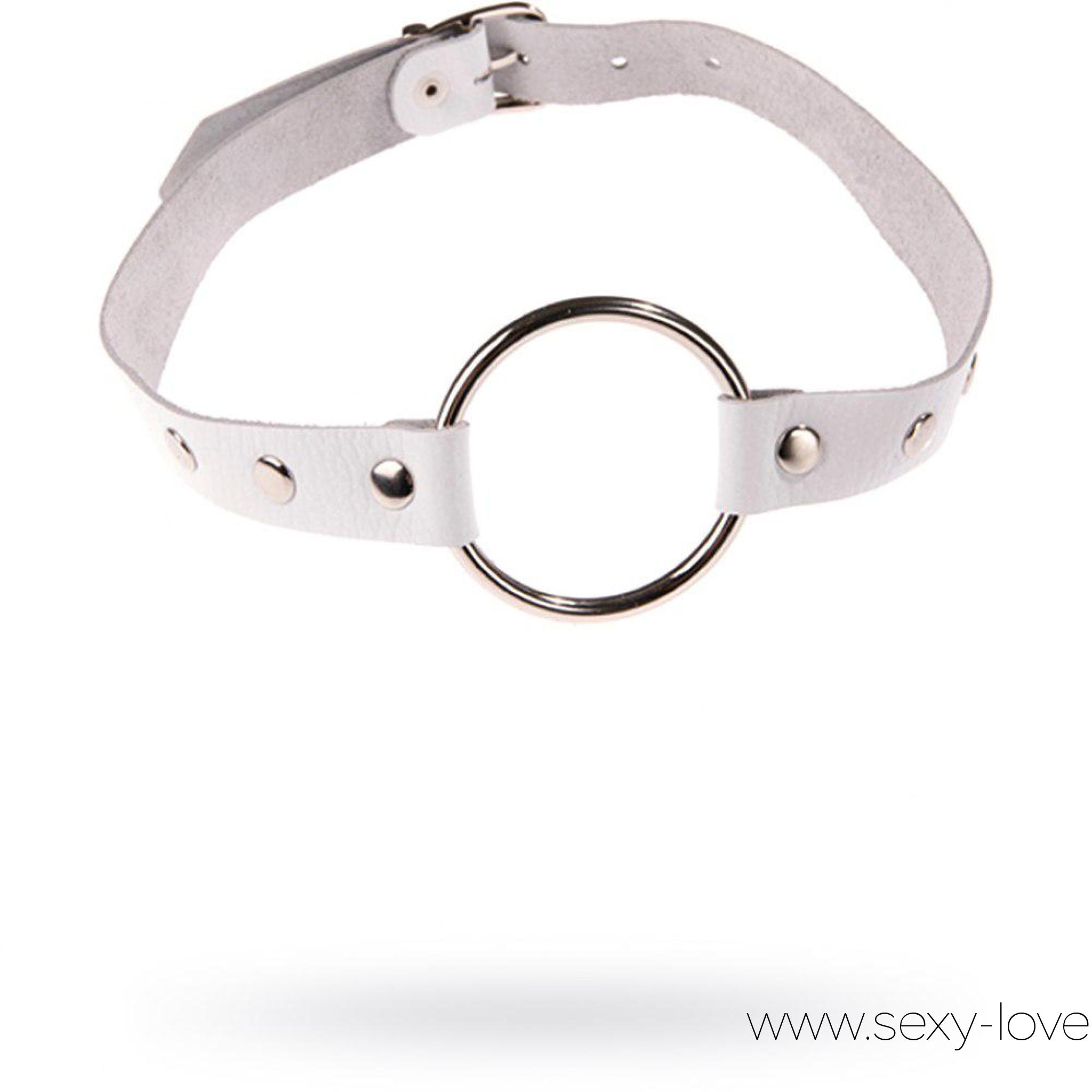 Кляп-рамка на кожаном ремешке, цвет белый, 
	Любители дерзких сексуальных экспериментов оценят это кляп-кольцо. Интим-игрушка предназначена для раскрытия рта в оральном сексе. Кляп-кольцо плотно фиксируется ремешками на затылке. Выполнена интим-игрушка из качественной красной кожи, с использованием стальной фурнитуры.

	 

	Материал – кожа, металл, длина – 5 см, диаметр – 3 см

