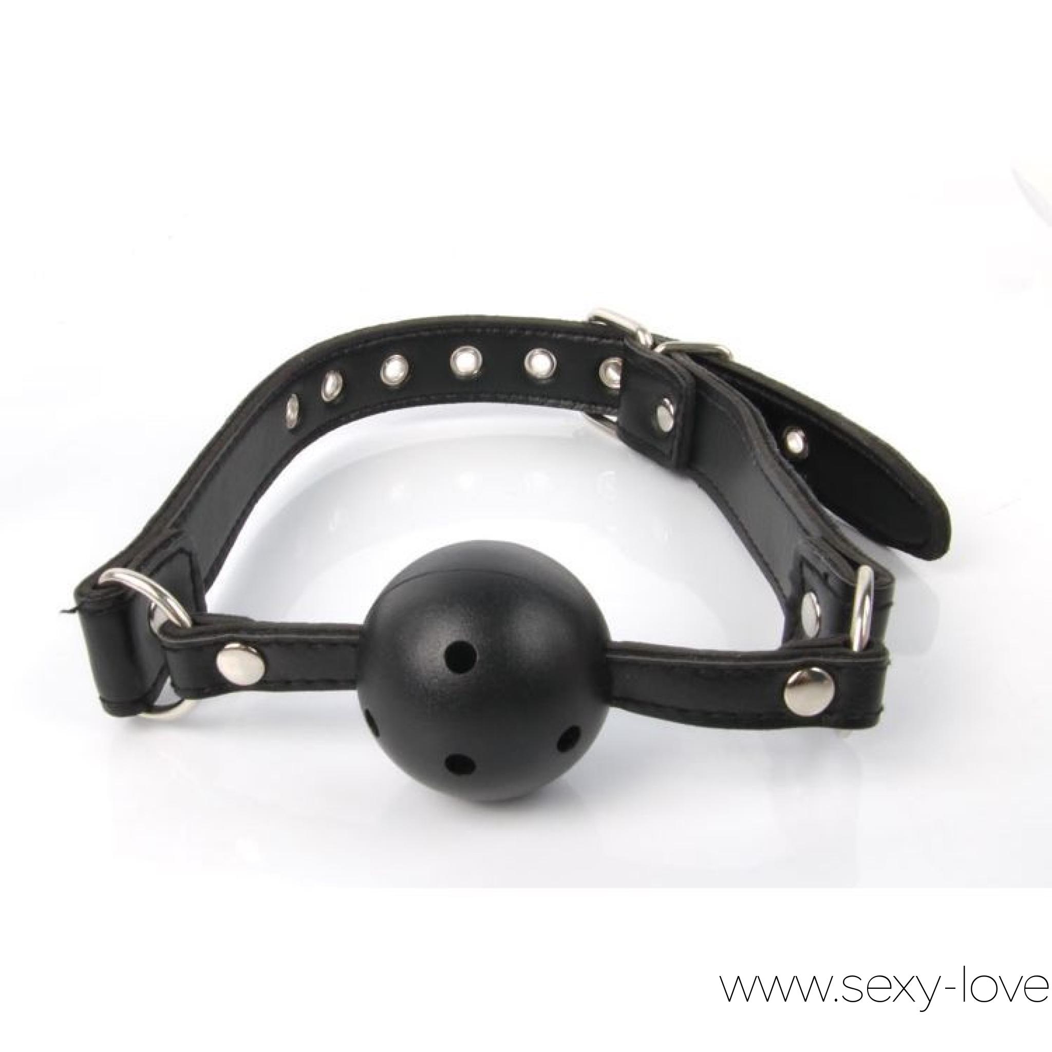 Классический БДСМ кляп на ремешке с отверстиями для дыхания, цвет черный., 
	Стильный кляп для любителей жесткого секса. Данная модель имеет регулируемый ремешок для фиксации и специальные отверстия для дыхания.
