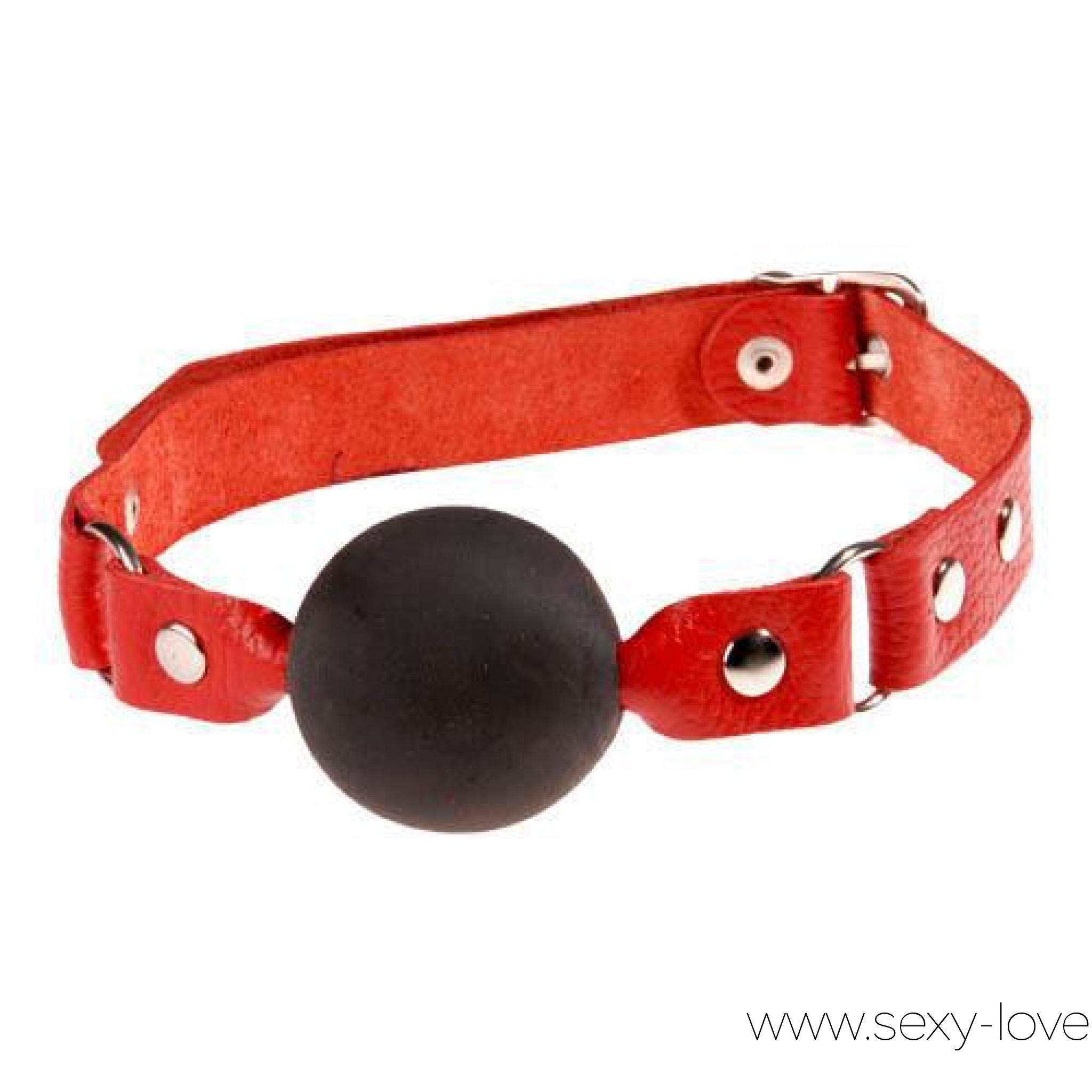 Кляп-шар из латекса с кожаным красным ремешком, 
	Ремешок изготовлен из натуральной кожи красного цвета. Никелированная пряжка. Шар изготовлен из латекса. Размер универсальный, диаметр шара 4 см. Один из самых распространённых атрибутов BDSM
