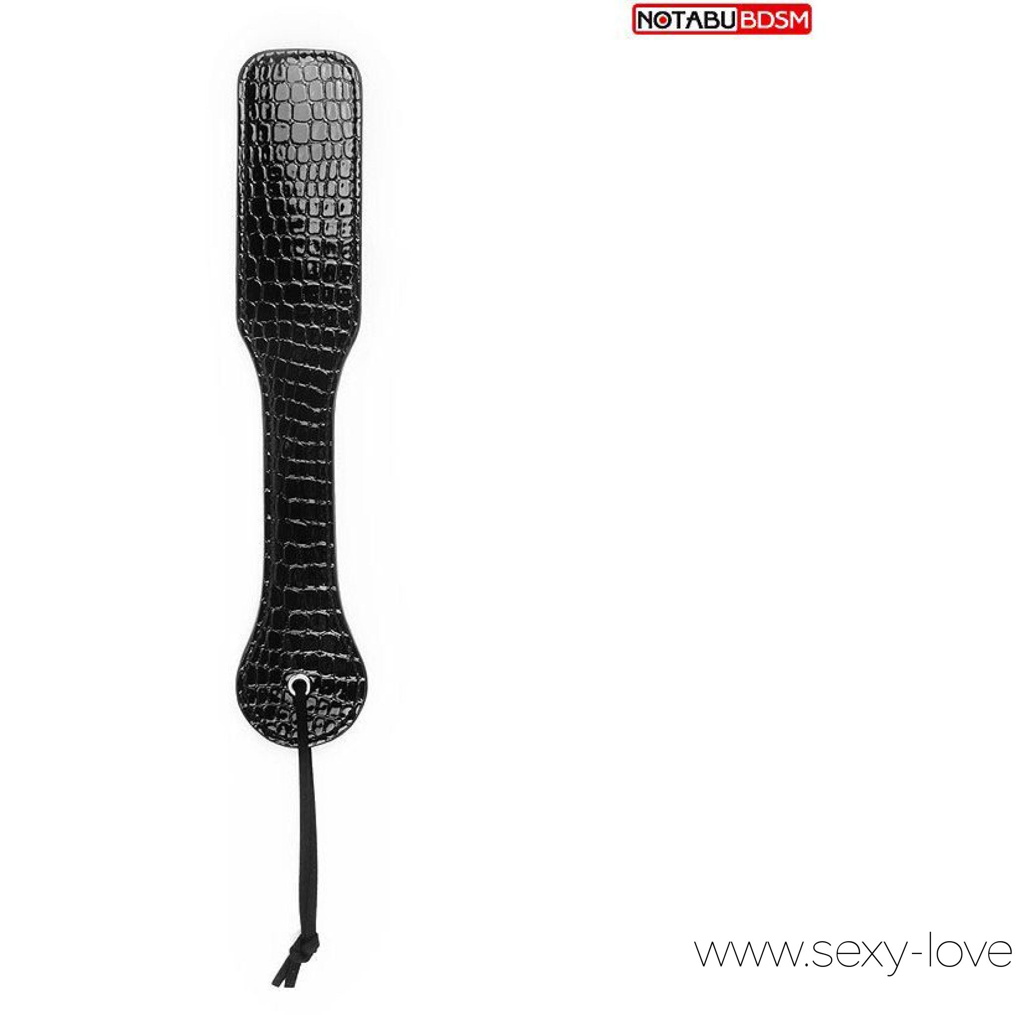 Классическая лаковая шлепалка с дизайном «под кожу рептилии», цвет черный, 
	Великолепный БДСМ аксессуар для любителей нестандартных эротических развлечений. Шлепалка подарит множество ярких, незабываемых эмоций. Форма изделия с широкой рабочей поверхностью и удобной ручкой позволит использовать его максимально эффективно. Петлю на конце секс-игрушки можно намотать на запястье. Интимный аксессуар идеально подходит для «разогрева» перед интимной близостью, а также в качестве элемента в ролевой игре.Поверхность шлепалки выполнена «под кожу рептилии».
