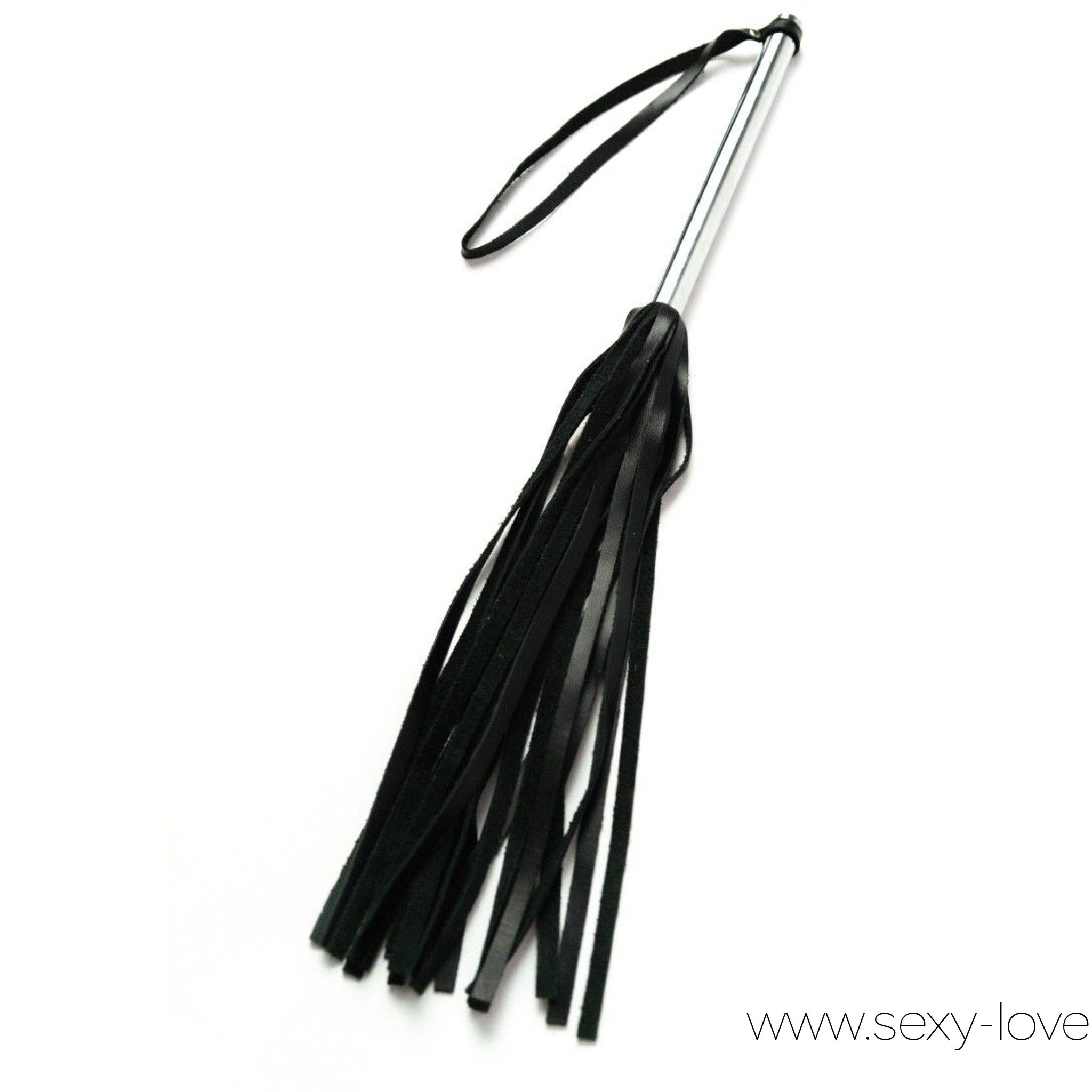 Флоггер из черной кожи с хромированной ручкой, 
	Плеть из натуральной кожи - это прекрасный способ разнообразить свою сексуальную жизнь и расширить всевозможные границы удовольствия.

	 

	Кожаные хвосты будут нежно ласкать тело партнера, что непременно поспособствует еще более острым и страстным чувствам.

	 

	Кроме того, плетка часто используется девушками как дополнение к сексуальному образу. БДСМ атрибутика в таком варианте подойдет и для любопытных новичков, и для опытных знатоков.
