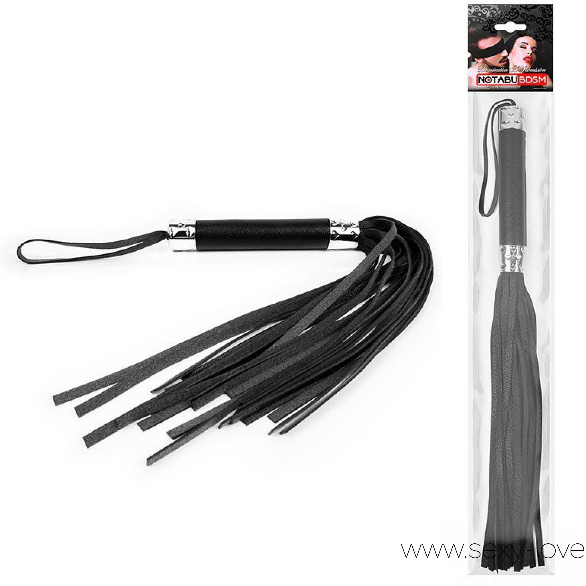Плеть со стильной ручкой черная, 
	Великолепная плеть-флогер поможет забыть обо всем и максимально сосредоточиться на своих ощущениях. Она усилит все чувства, подарит невероятные эмоции обоим партнёрам. Плеть состоит из длинных хвостов и удобной рукоятки с петлёй. Ручка украшена металлическими элементами. БДСМ-аксессуар идеально подходит для разогрева, а также в качестве элемента в ролевой игре. Изделие выполнено с учётом всех требований к подобным эротическим аксессуарам: современный дизайн, качественные материалы, идеальное исполнение.

	 

	Длина ручки: 16 см.

	Длина хвоста: 28 см.
