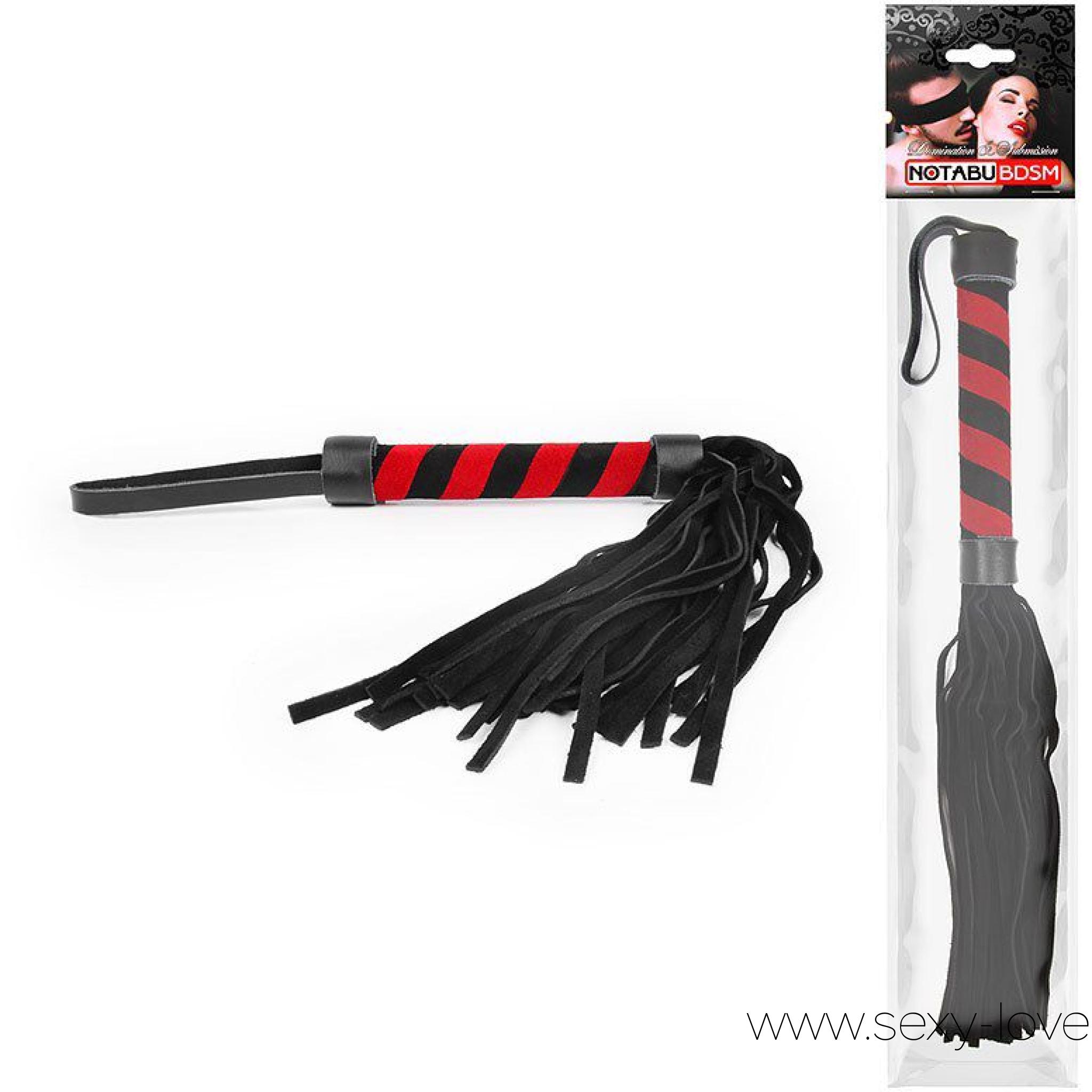 Плетка с полосатой черно-красной ручкой, 
	Великолепная плеть-флоггер поможет забыть обо всем и максимально сосредоточиться на своих ощущениях. Она усилит все чувства, подарит невероятные эмоции обоим партнёрам. Плеть состоит из длинных хвостов и удобной декорированной рукоятки с петлёй. БДСМ-аксессуар идеально подходит для разогрева, а также в качестве элемента в ролевой игре.

	 

	Длина ручки: 15.5 см.

	Длина хвоста: 23 см.
