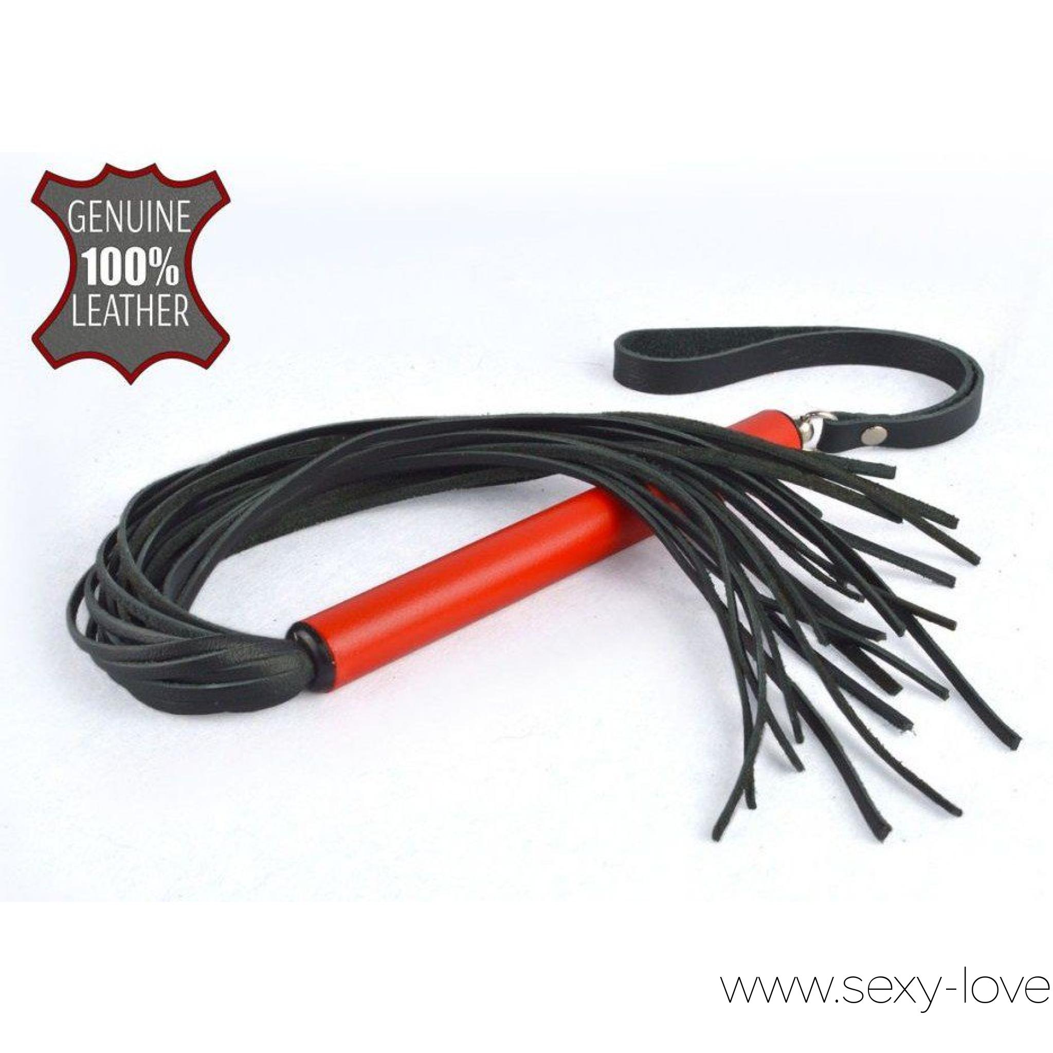 Черная многохвостая кожаная плеть «MIX» с красной рукоятью, длина 47 см, 
	Небольшая плеть с хвостом из тонких лент натуральной кожи. Металлическая рукоять цилиндрической формы.

	 

	Длина рукояти: 15 см.

	Материал: Натуральная кожа.
