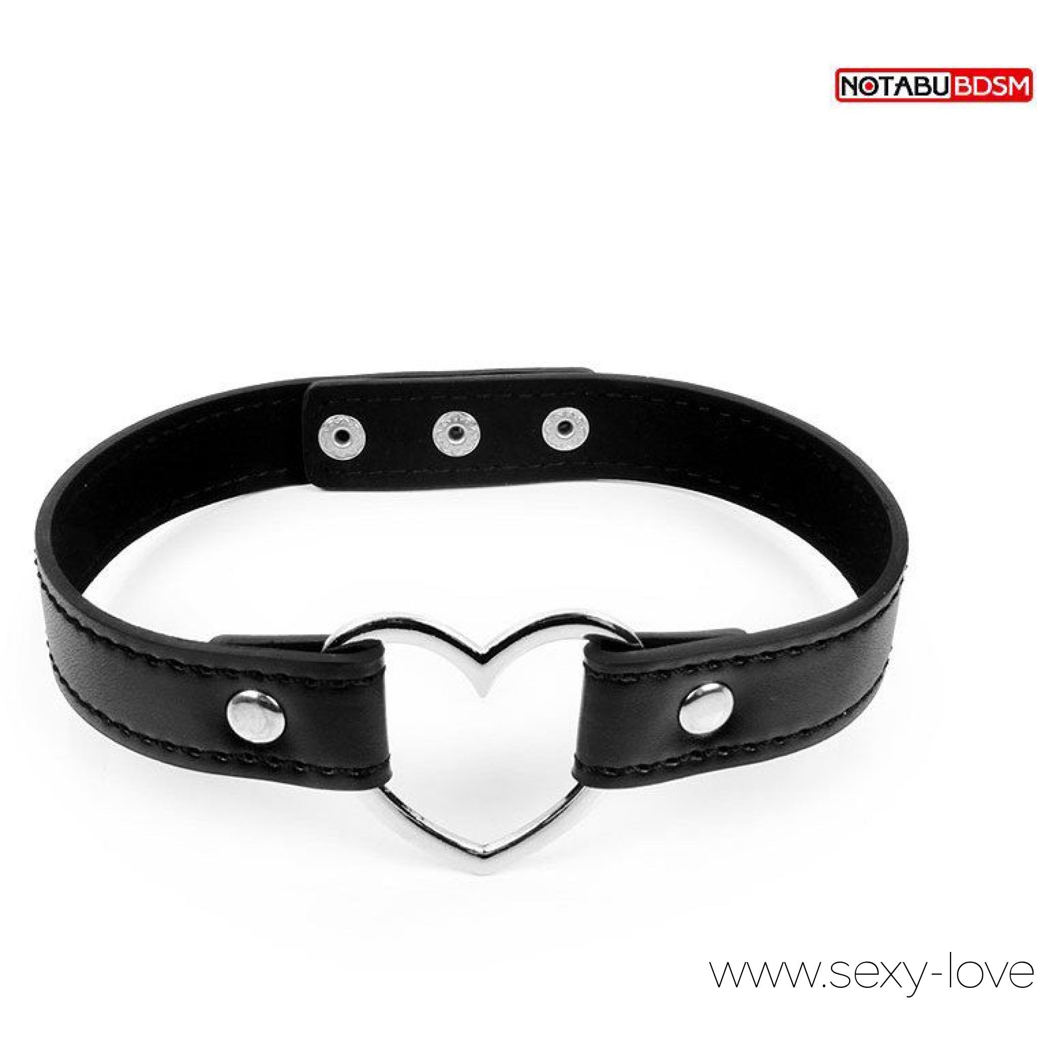 Черный ошейник с металлическим сердечком, 
	Оригинальный ошейник для любителей БДСМ-игр, декорированный металлическими кнопками и сердечком. Имеет возможность регулировки размера с помощью ремешков. БДСМ-аксессуар прост в применении, не требуют специального ухода.
