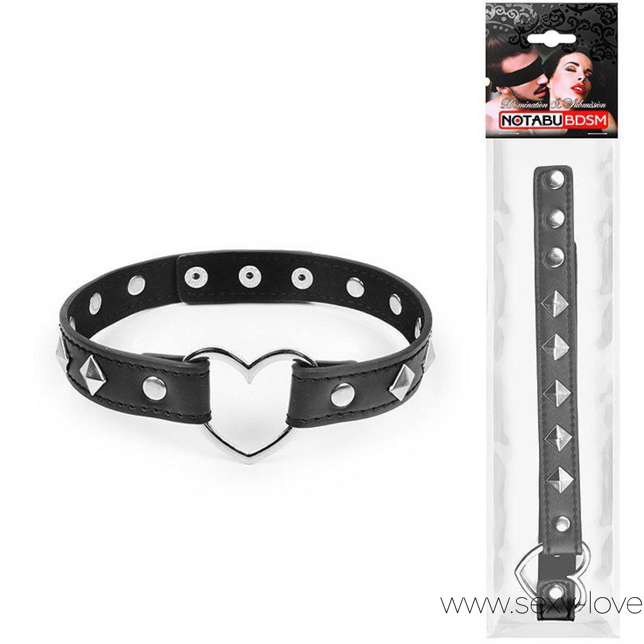Черный ошейник с сердечком и металлическими кнопками, 
	Оригинальный ошейник для любителей БДСМ-игр, декорированный металлическими кнопками и сердечком. Имеет возможность регулировки размера с помощью ремешков. БДСМ-аксессуар прост в применении, не требуют специального ухода.
