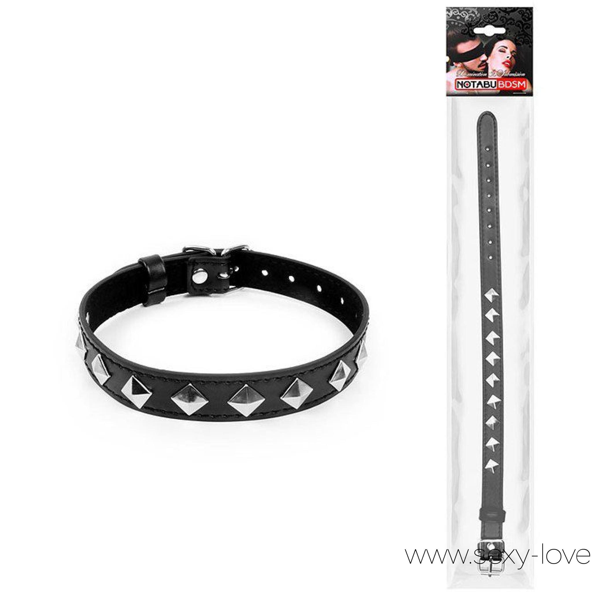 Черный ошейник с металлическими заклепками, 
	Оригинальный ошейник для любителей БДСМ-игр, декорированный металлическими украшениями. Имеет возможность регулировки размера с помощью ремешков. БДСМ-аксессуар прост в применении, не требуют специального ухода.
