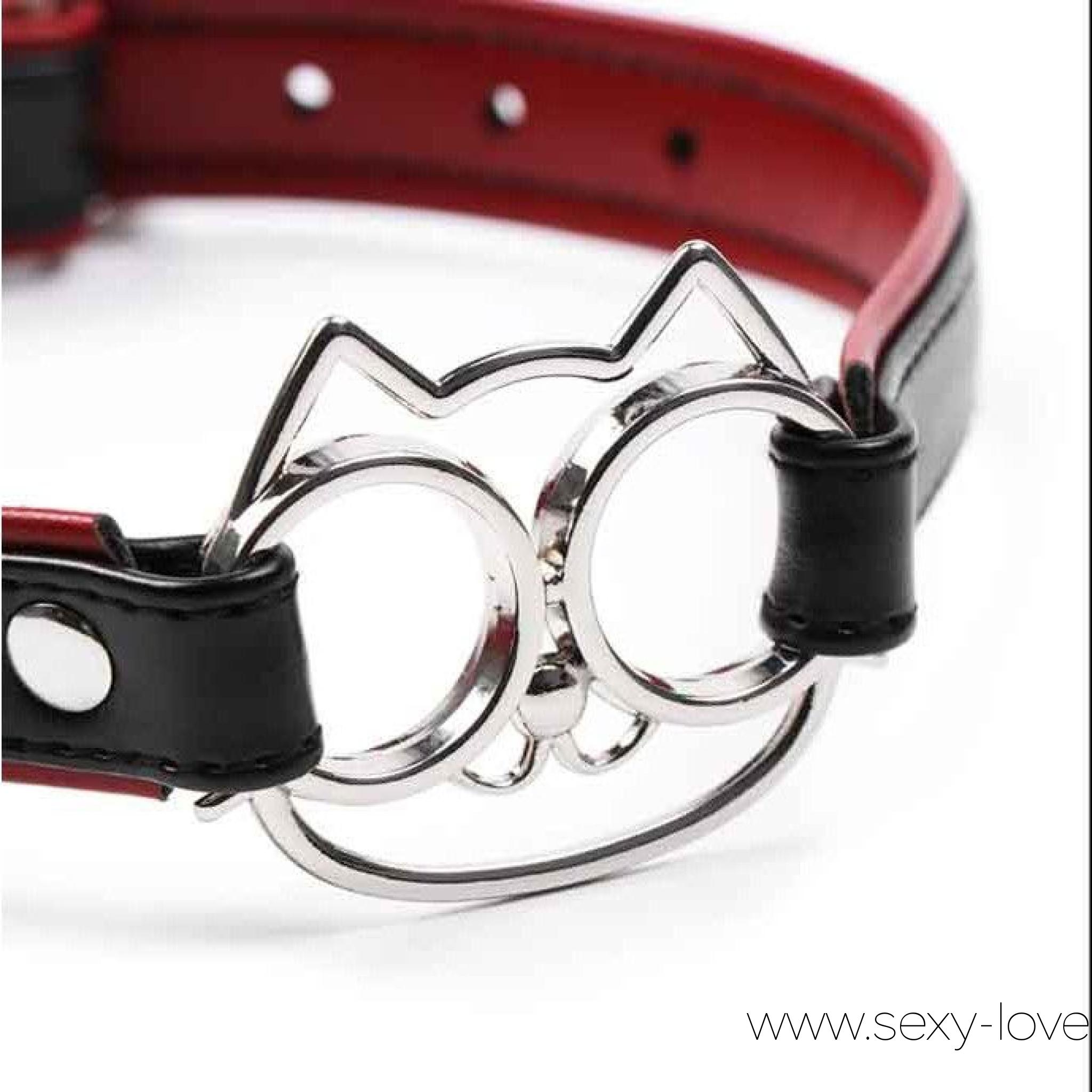 Ошейник с кошечкой, цвет черный, 
	Этот БДСМ-ошейник создан для того, чтобы пробудить ваши чувства и исследовать глубины вашей страсти. Регулируемый для идеальной посадки, он обеспечивает комфорт и контроль, позволяя вам отдаться своим желаниям или взять верх в доминировании.
