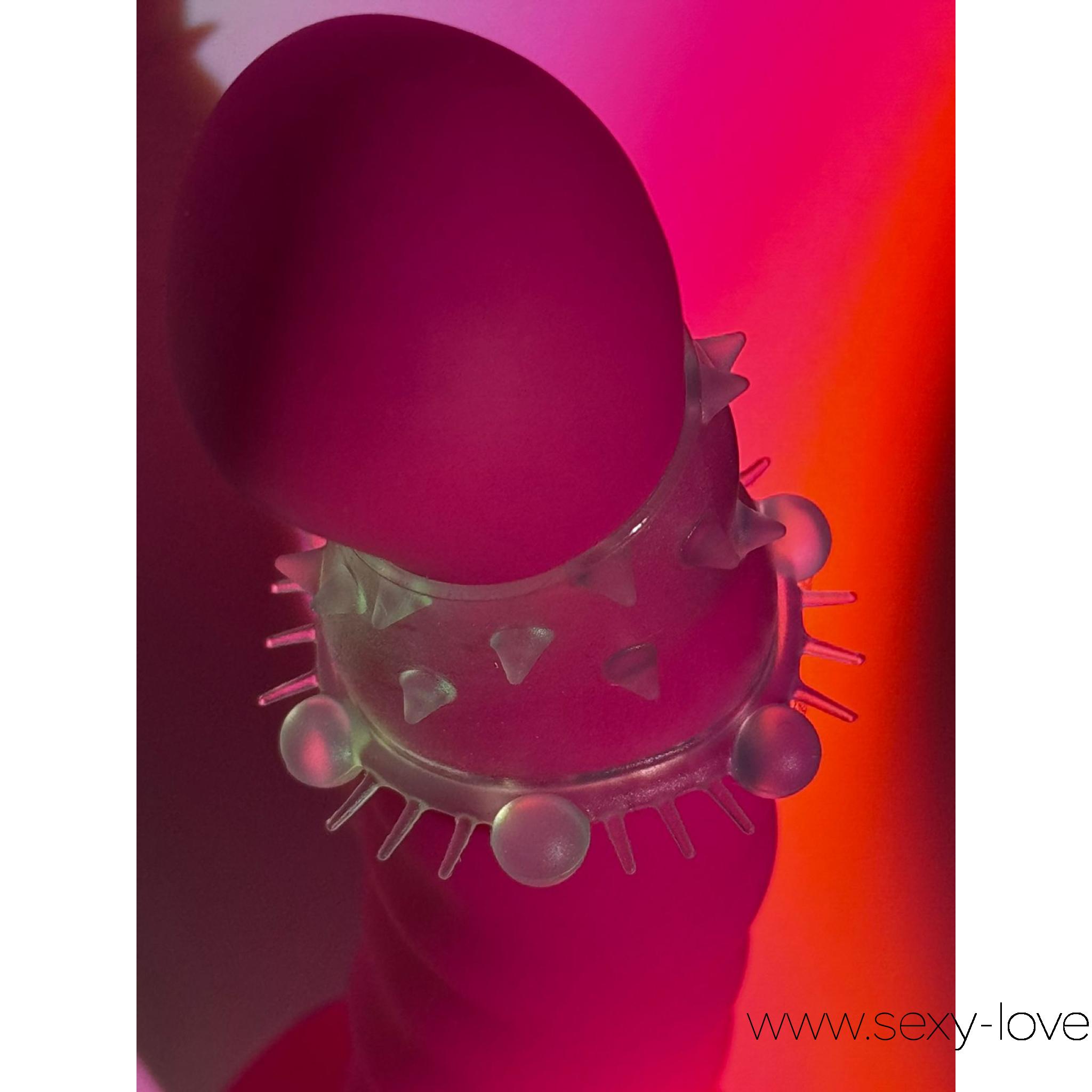 Эластичное кольцо-насадка на член, 
	Усиление интимной близости

	Эластичное кольцо из высококачественного силикона обеспечивает комфортное использование и адаптируется под индивидуальные анатомические особенности. Рельефная поверхность с элементами различной формы стимулирует эрогенные зоны обоих партнеров, создавая новые тактильные ощущения.
