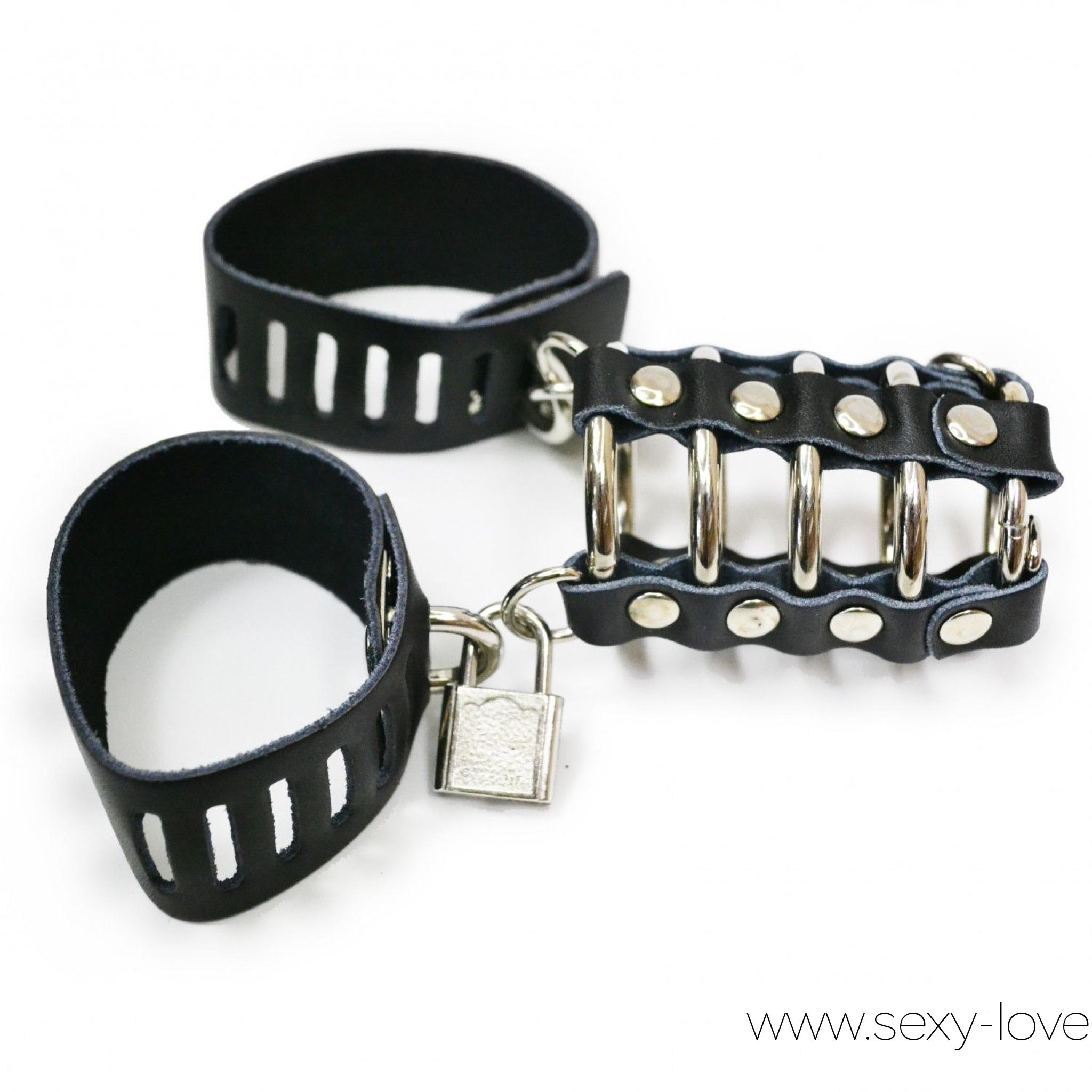 Кожаная бондажная сбруя на член и мошонку, цвет черный, 
	Массивная кожаная сбруя на член с металлическими элементами в виде стальных колец надежно зафиксируют член. Бондажные ремни расположены таким образом, чтобы можно было обхватить не только основание члена, но и мошонку. Два замка надежно зафиксируют пояс верности так, как будет угодно Госпоже.

	 

	Подходит для продолжительного ношения.

	Длина ремней: 22.3 см.

	Ширина ремней: 3 см.

	Длина сбруи: 7.2 см.

	Расстояние между кольцами: 1 см.

	Материал: металл, эко-кожа.

