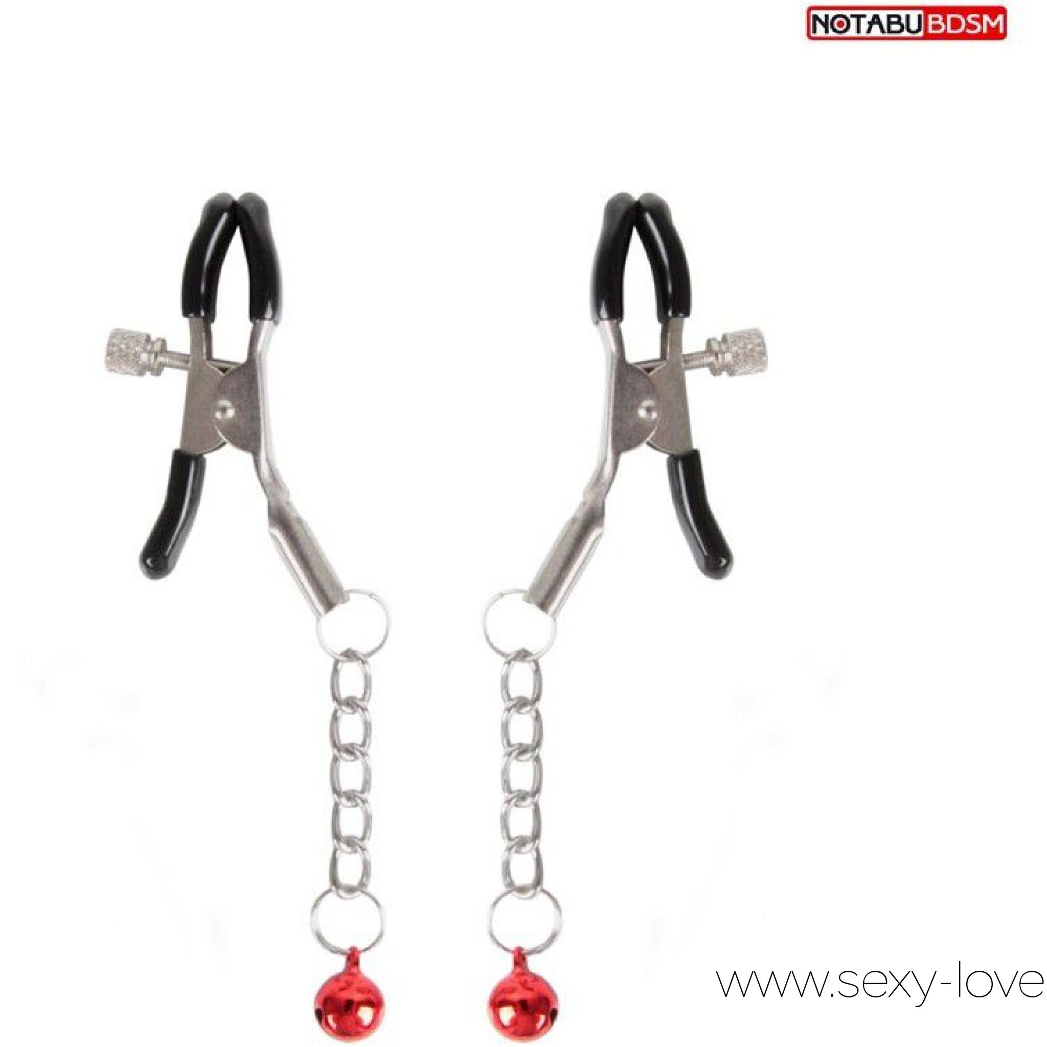 Зажимы на соски с  подвесками, 
	Изящные аксессуары для стимуляции сосков и усиления сексуального возбуждения. На концах зажимов имеются специальные эластичные накладки, препятствующие сильному сдавливанию и травмированию сосков. Подвески дают небольшой эффект утяжеления и украшают секс-игрушки.

	 

	На каждом изделии предусмотрен регулировочный винт, позволяющий контролировать силу сдавливания сосков. Интимные аксессуары могут использоваться соло или для парных любовных игр.
