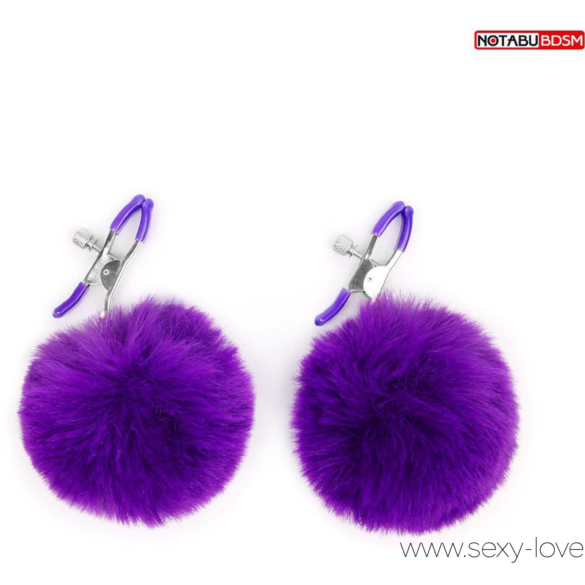 Зажимы для сосков с пушком, 
	Оригинальные зажимы для сосков, украшенные меховыми помпонами, придутся по вкусу любителем БДСМ-аксессуаров! На концах изделий имеются специальные эластичные накладки, которые препятствуют сильному сдавливанию и травмированию сосков. На каждом зажиме предусмотрен регулировочный винт, позволяющий контролировать силу сдавливания. Интимные аксессуары просты в применении, не требуют специального ухода.
